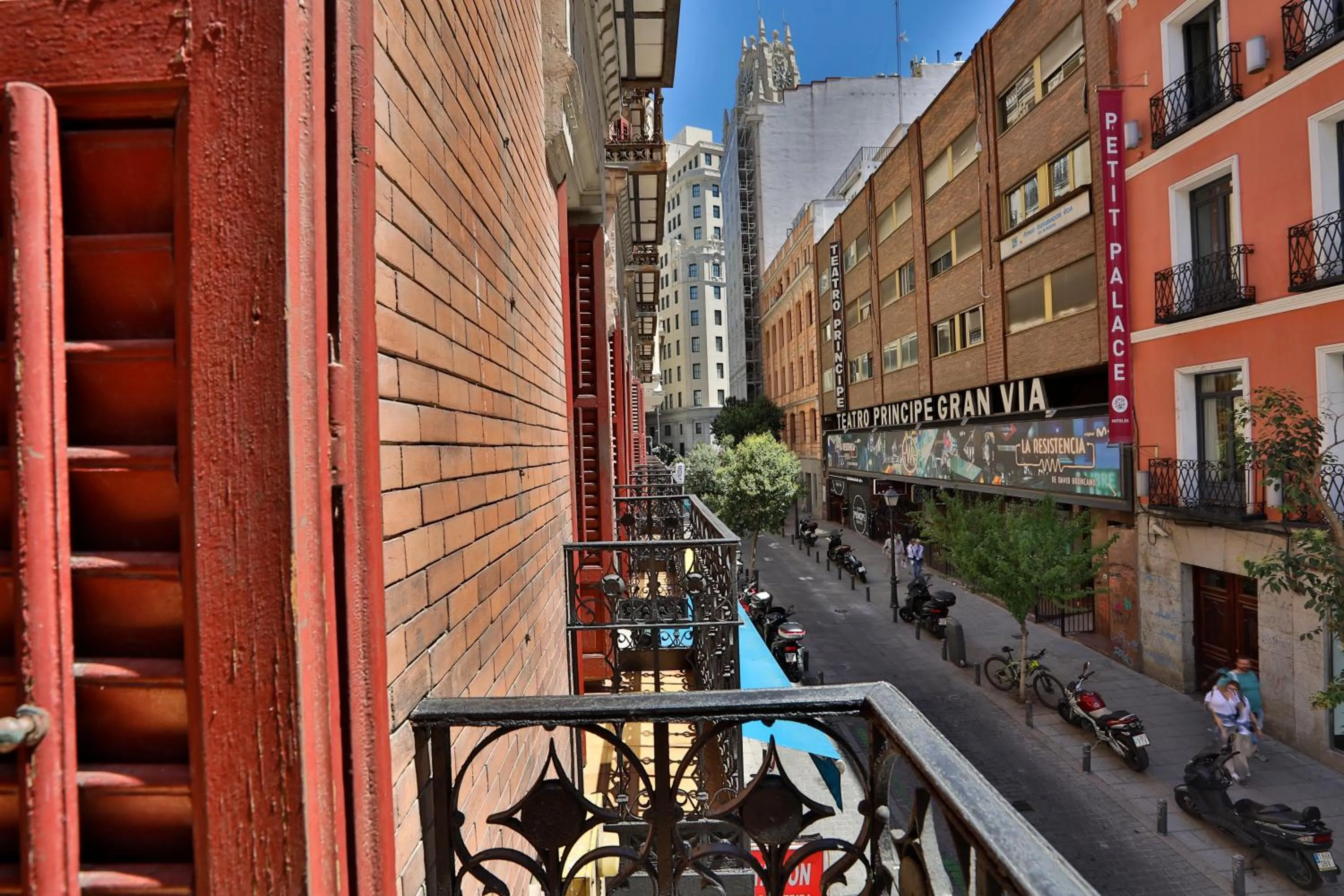 Property building in Gran Vía. Salud. Puerta del Sol. Callao.
