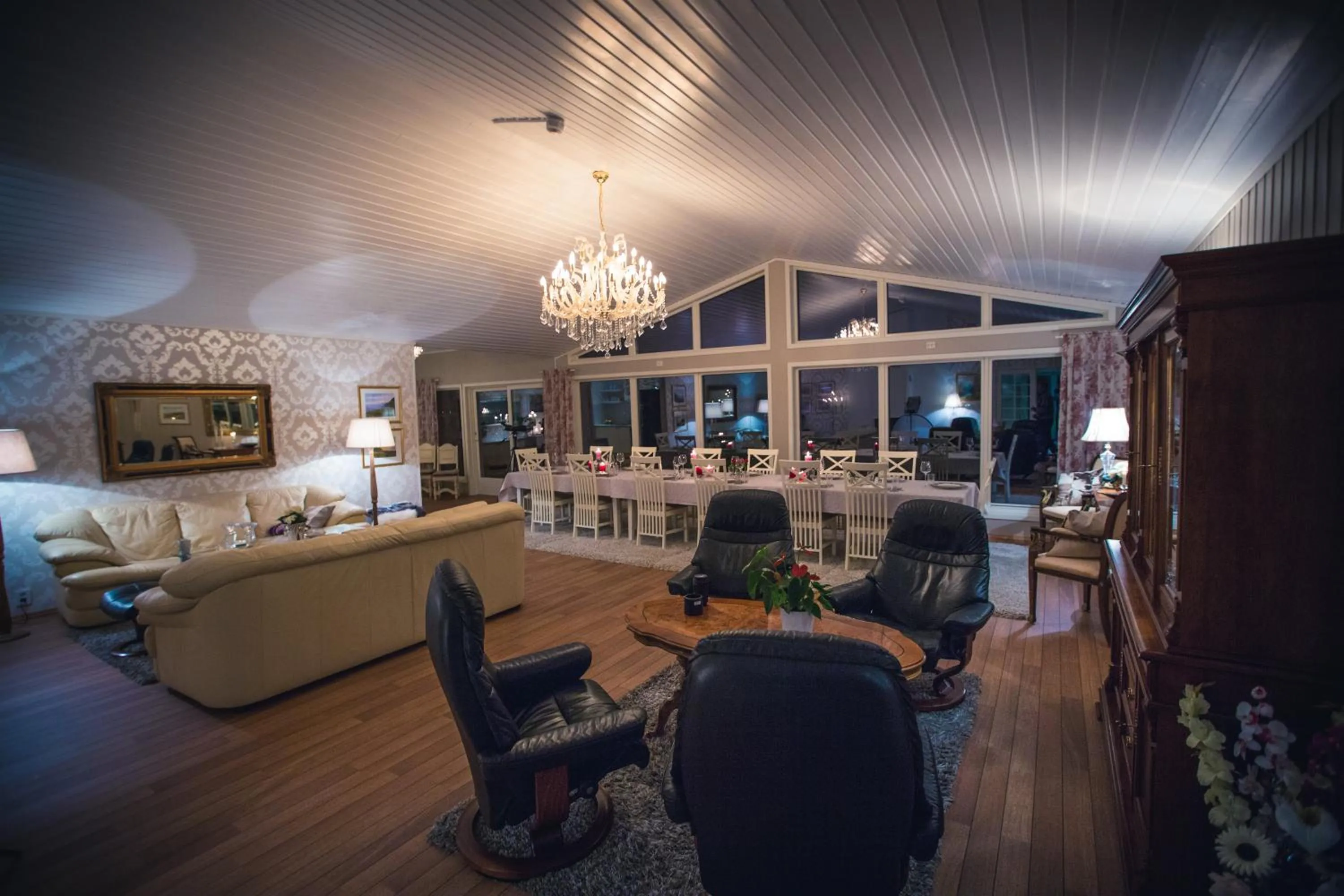 Communal lounge/ TV room in Arctic Panorama Lodge