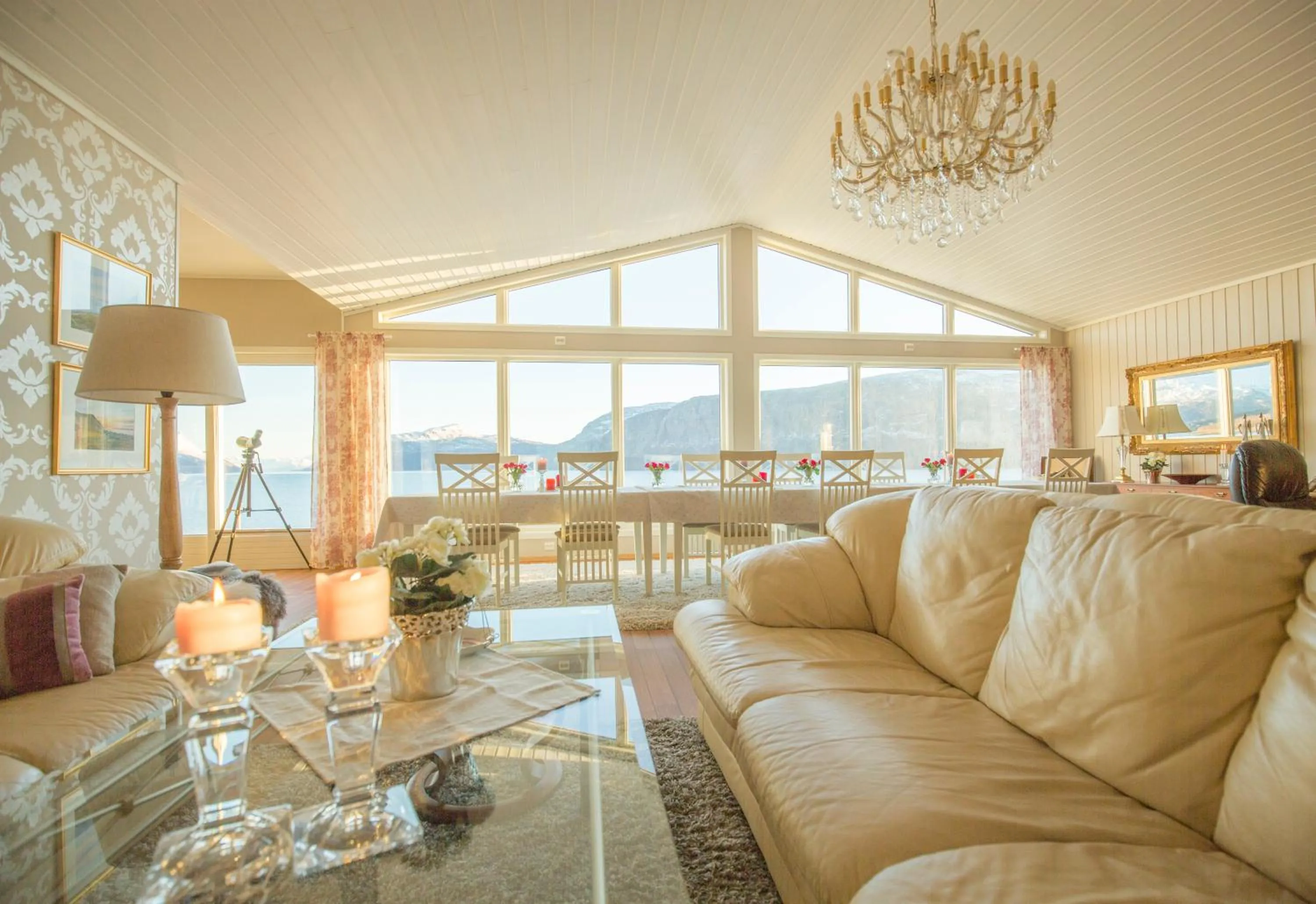 Communal lounge/ TV room in Arctic Panorama Lodge