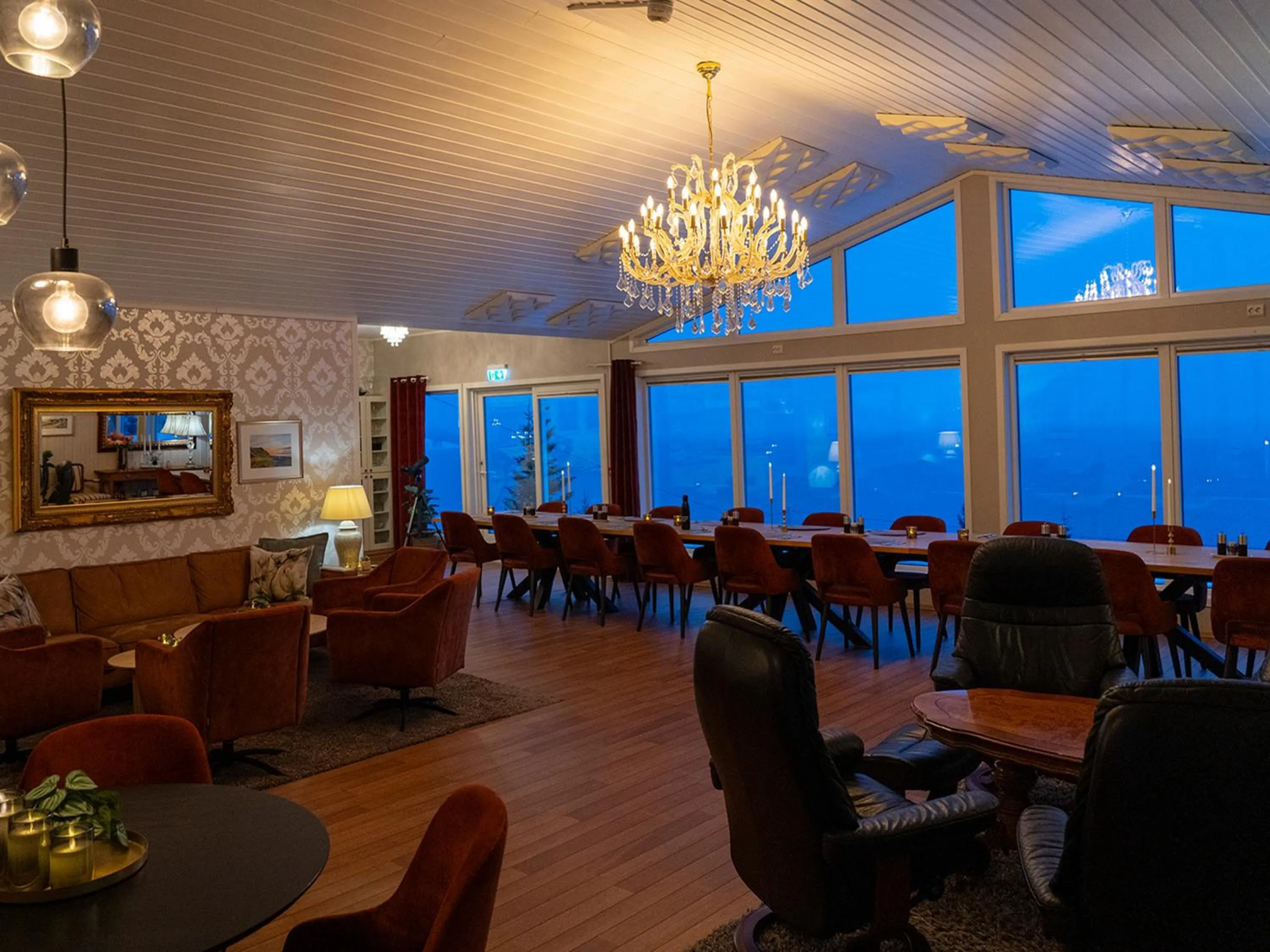Seating area in Arctic Panorama Lodge