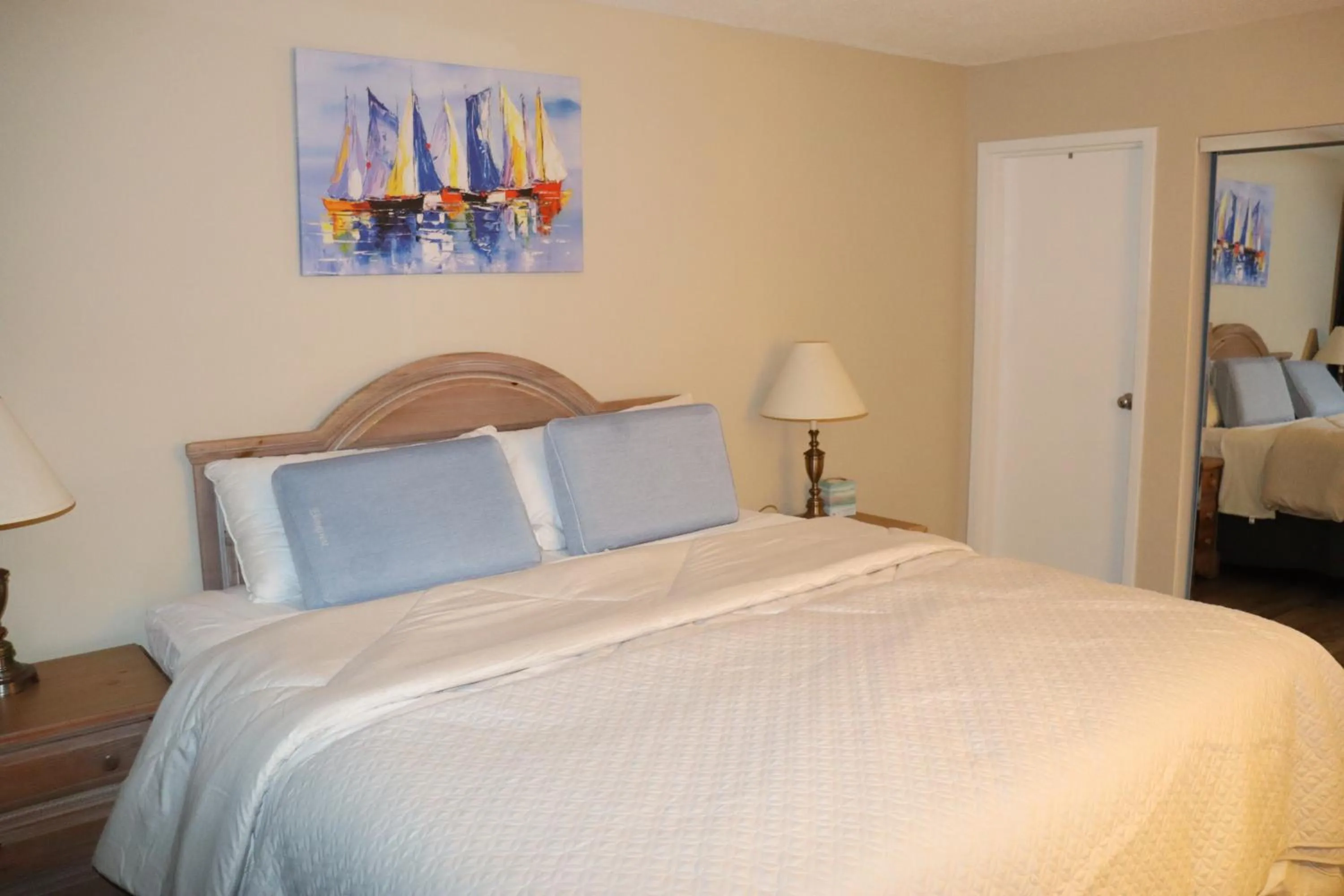 Bedroom, Bed in Beach Luxury Oceanfront