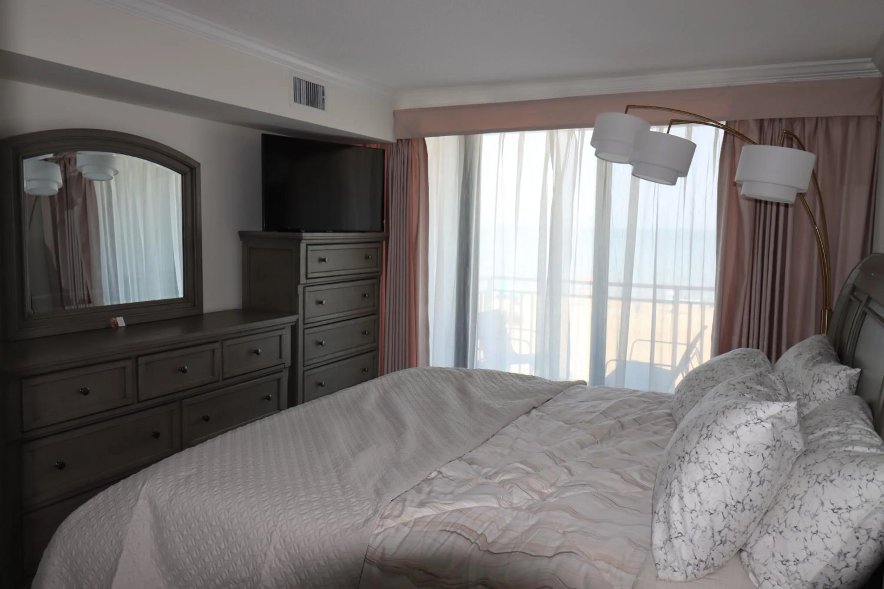 Bedroom, Bed in Beach Luxury Oceanfront