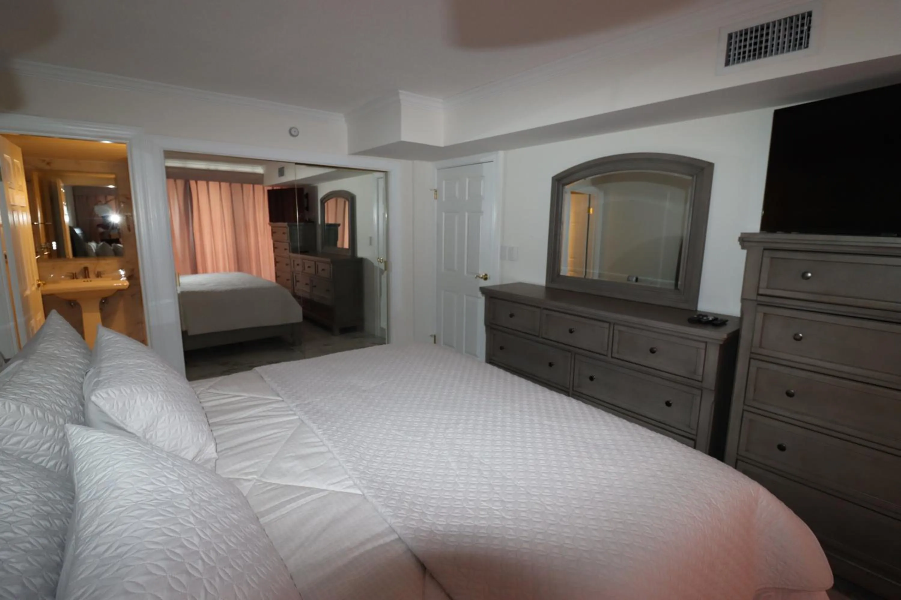 Bedroom, Bed in Beach Luxury Oceanfront