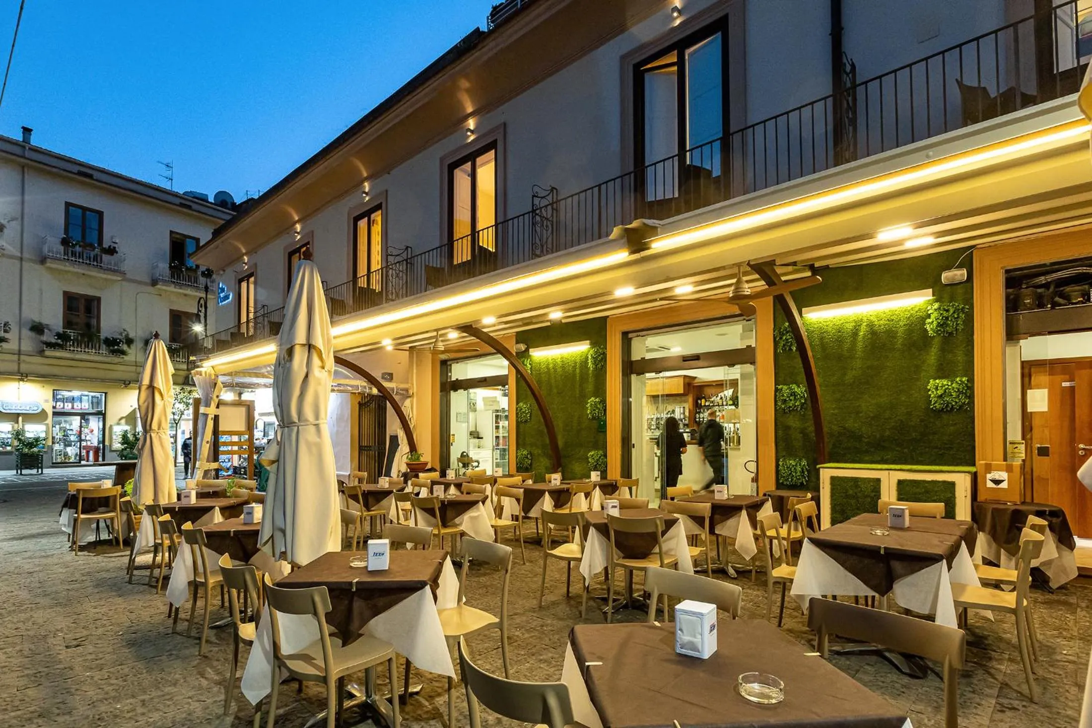 Restaurant/places to eat in Blurooms