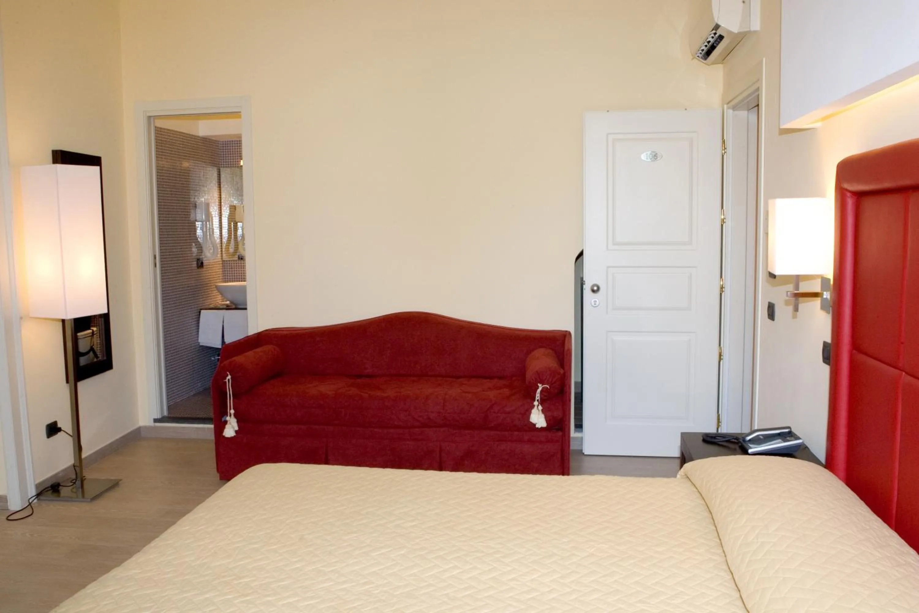 Bedroom, Bed in Blurooms