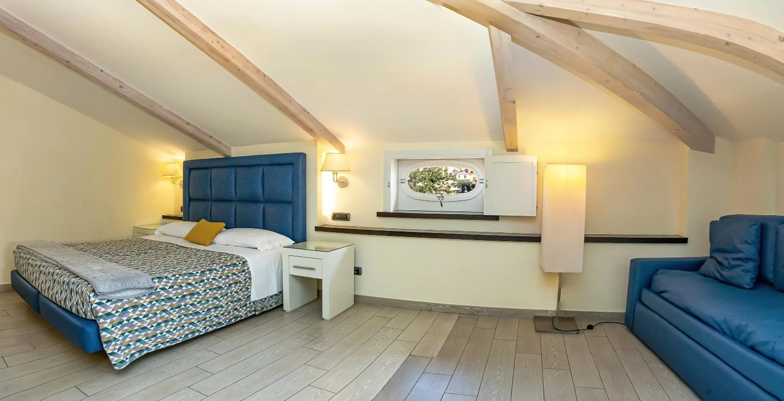 Bedroom, Bed in Blurooms