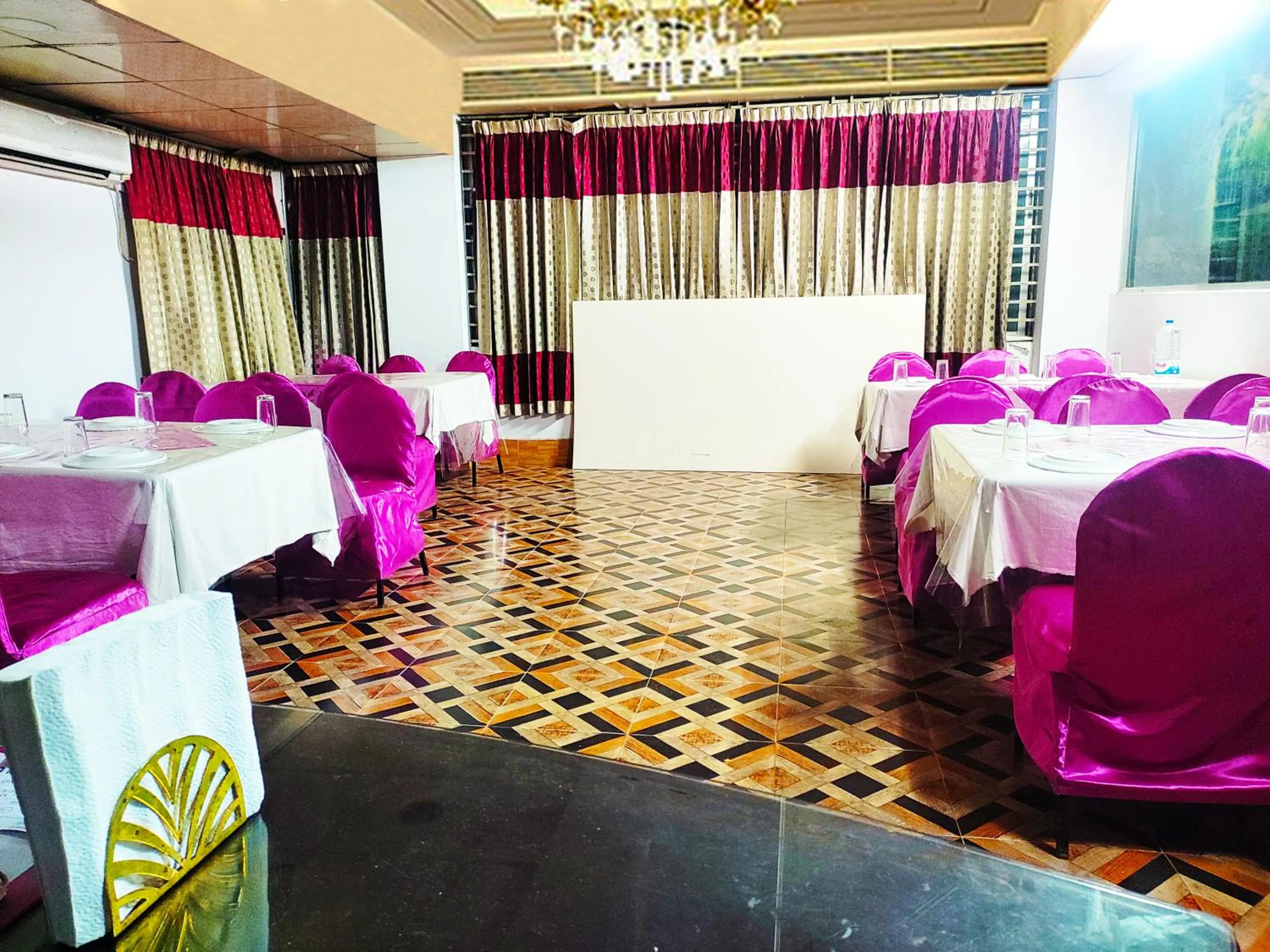 Restaurant/places to eat in White Rose Suites Ltd