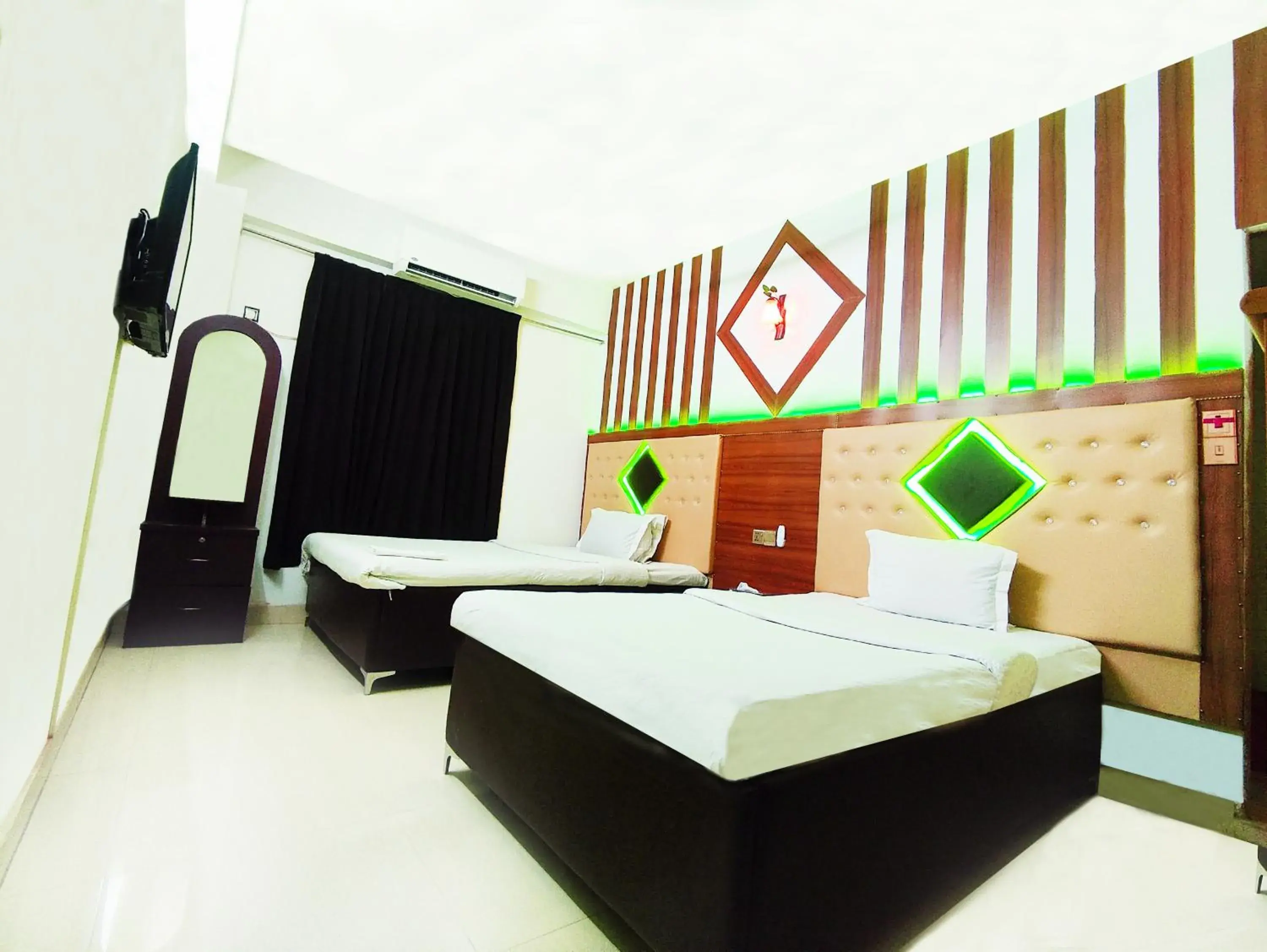 Deluxe Triple Room in White Rose Suites Ltd Deluxe Triple Room in White Rose Suites Ltd