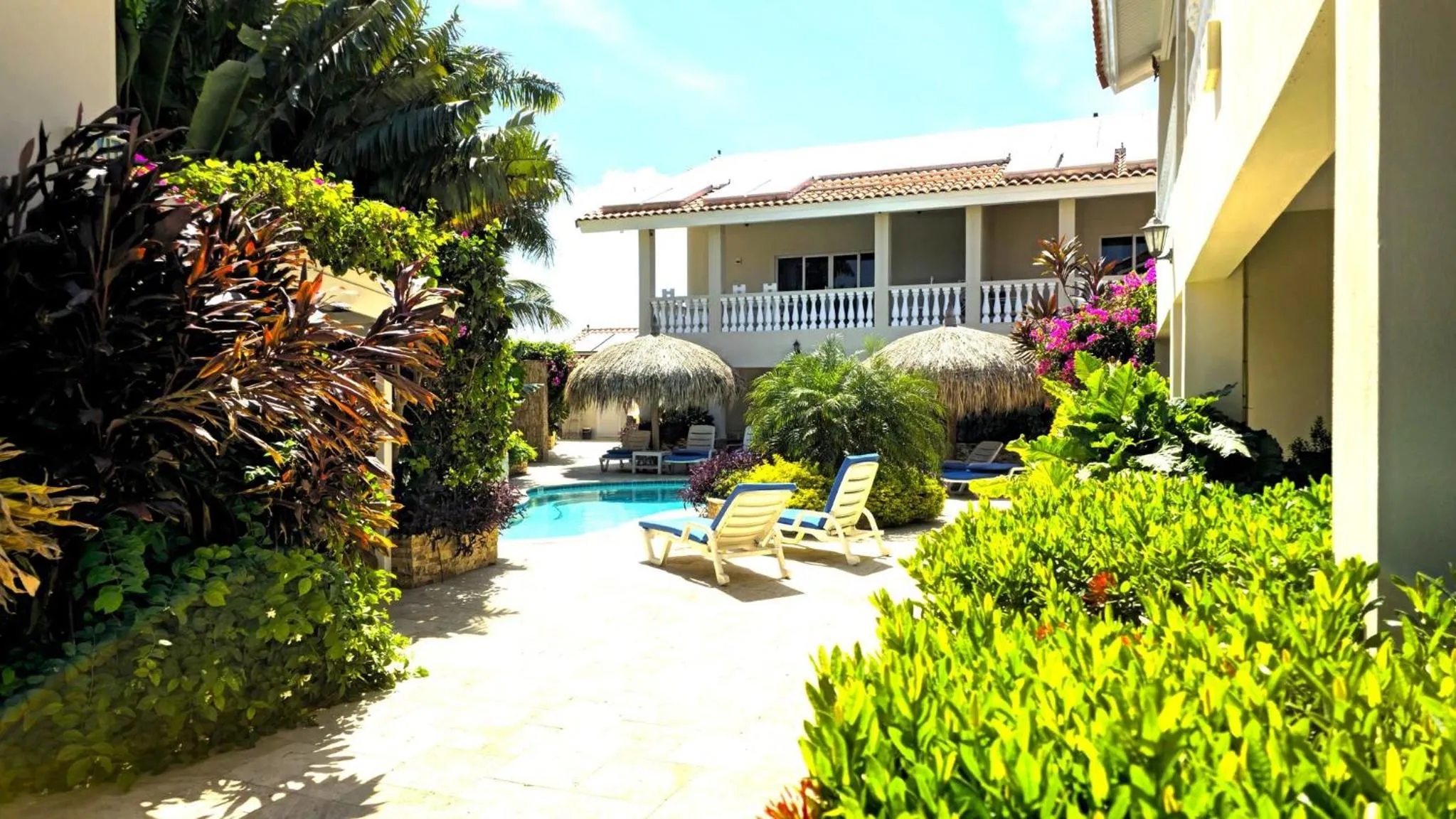 Elegant 2-bedroom apartment 2 km from Eagle beach