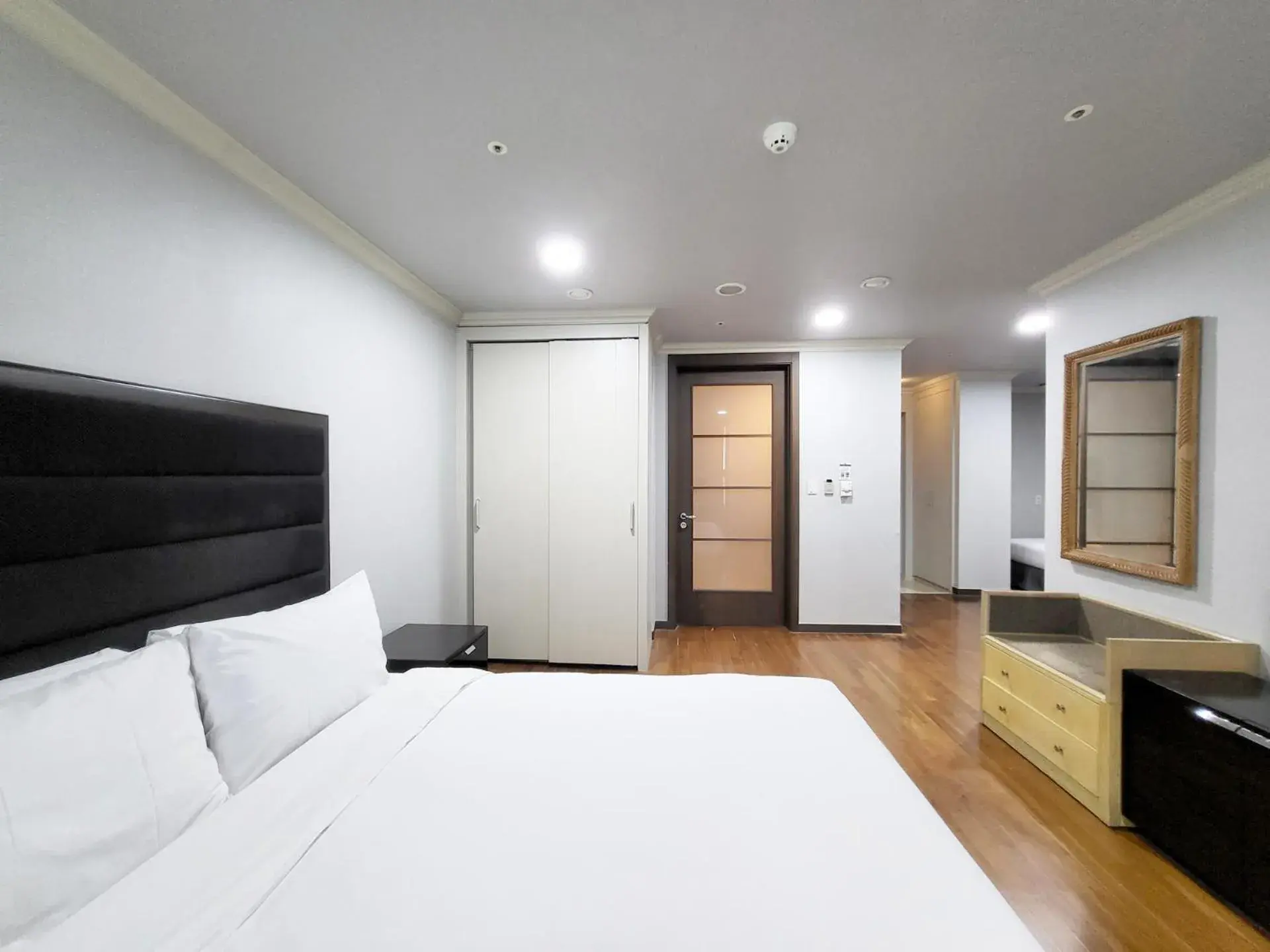 Premier Twin Room with Breakfast & Seoul City Tour bus Tickets in Ramada Hotel and Suites Seoul Namdaemun Premier Twin Room with Breakfast & Seoul City Tour bus Tickets in Ramada Hotel and Suites Seoul Namdaemun