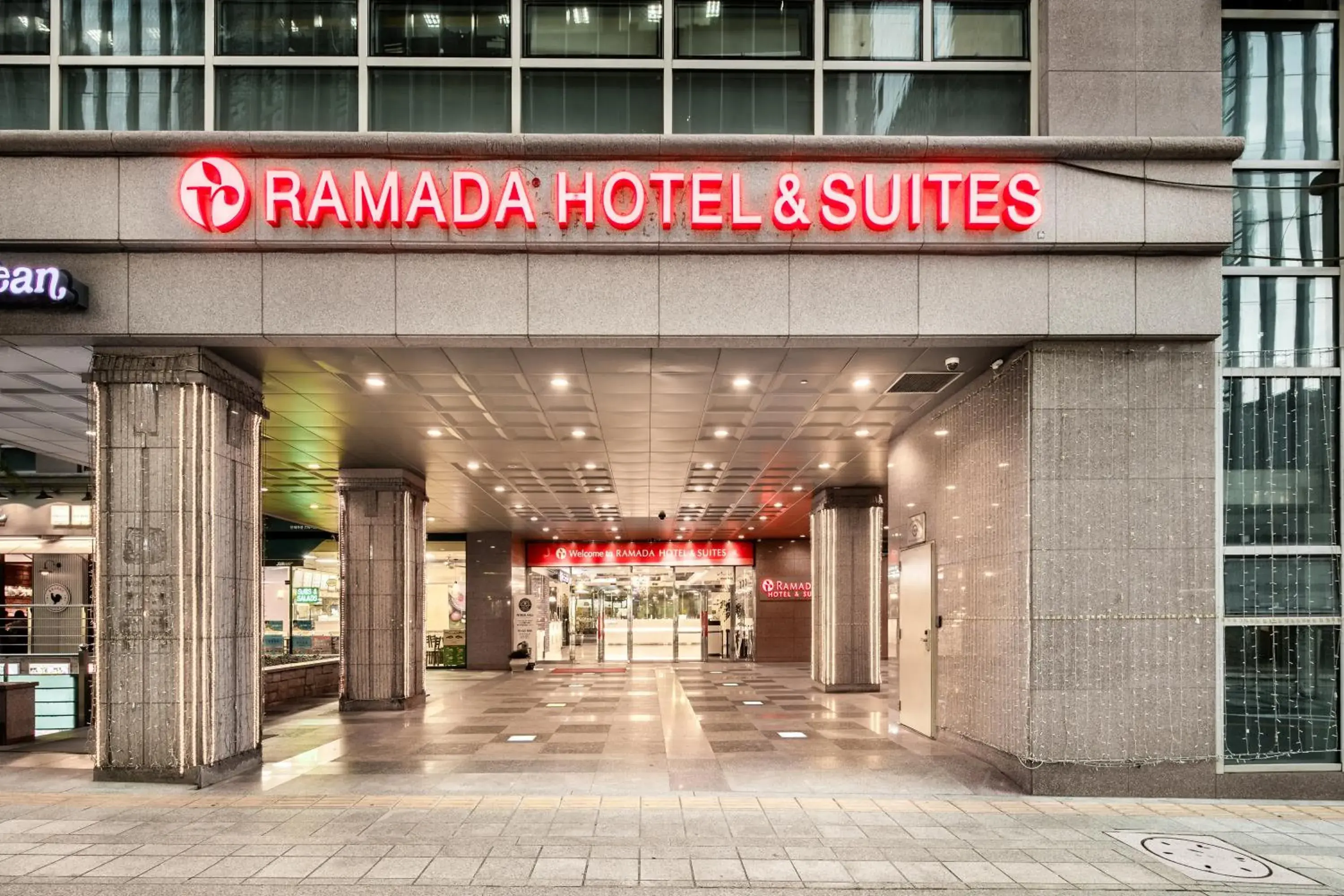Lobby or reception in Ramada Hotel and Suites Seoul Namdaemun Lobby or reception in Ramada Hotel and Suites Seoul Namdaemun