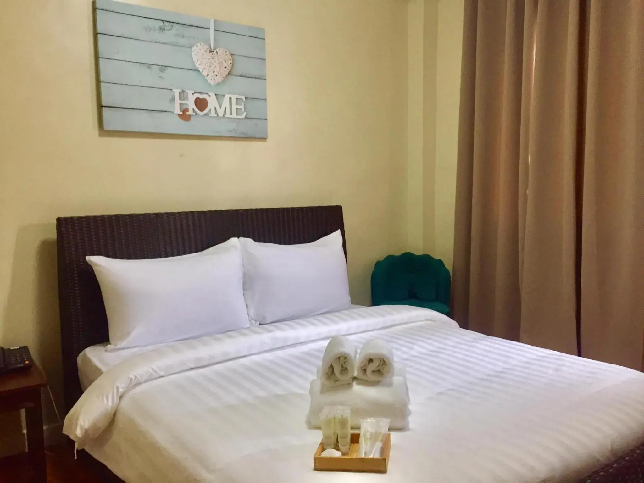 Bed in Elliannah Pines Hotel Bed in Elliannah Pines Hotel