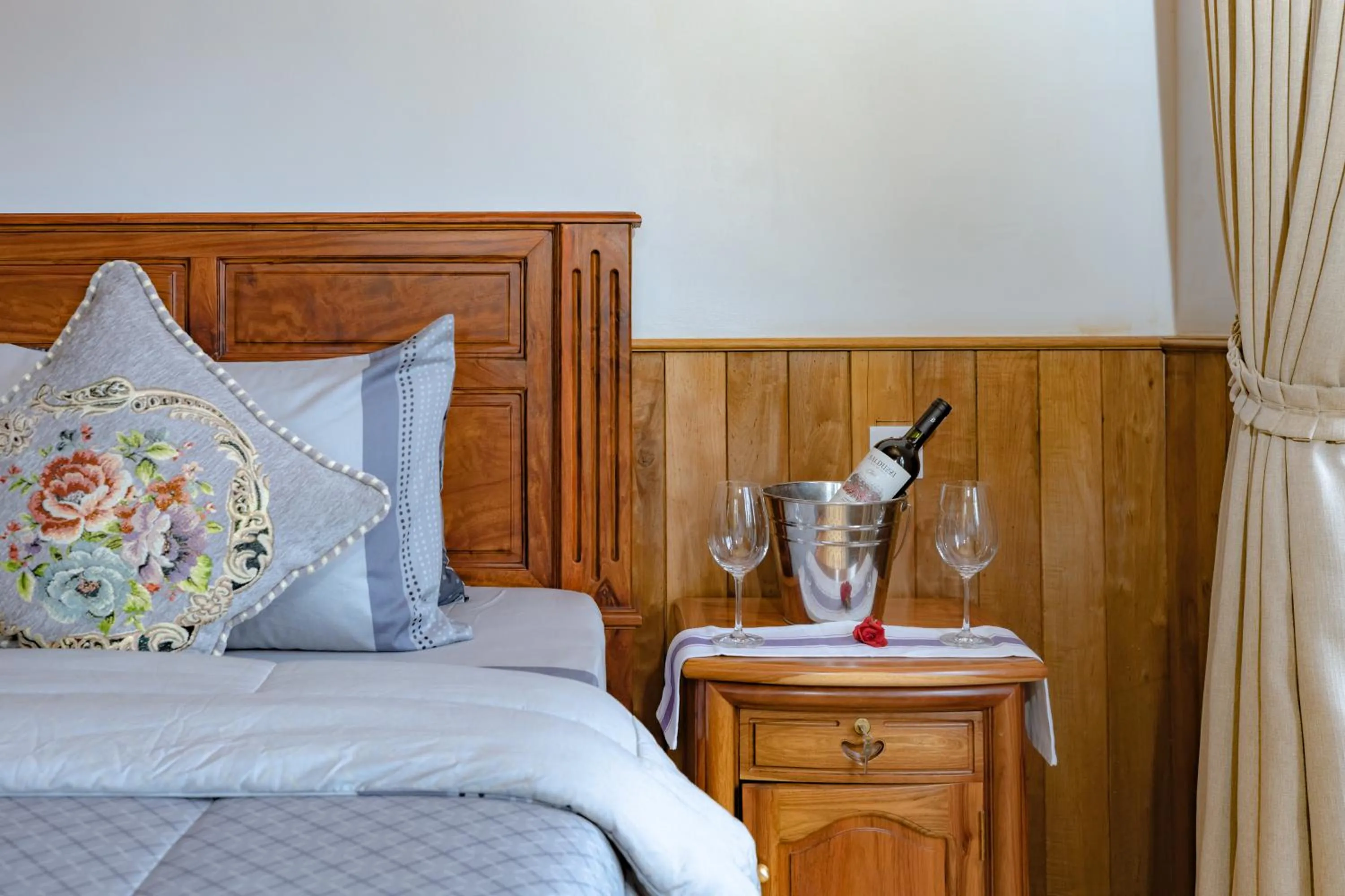 Drinks, Bed in KNN Luxury Hill