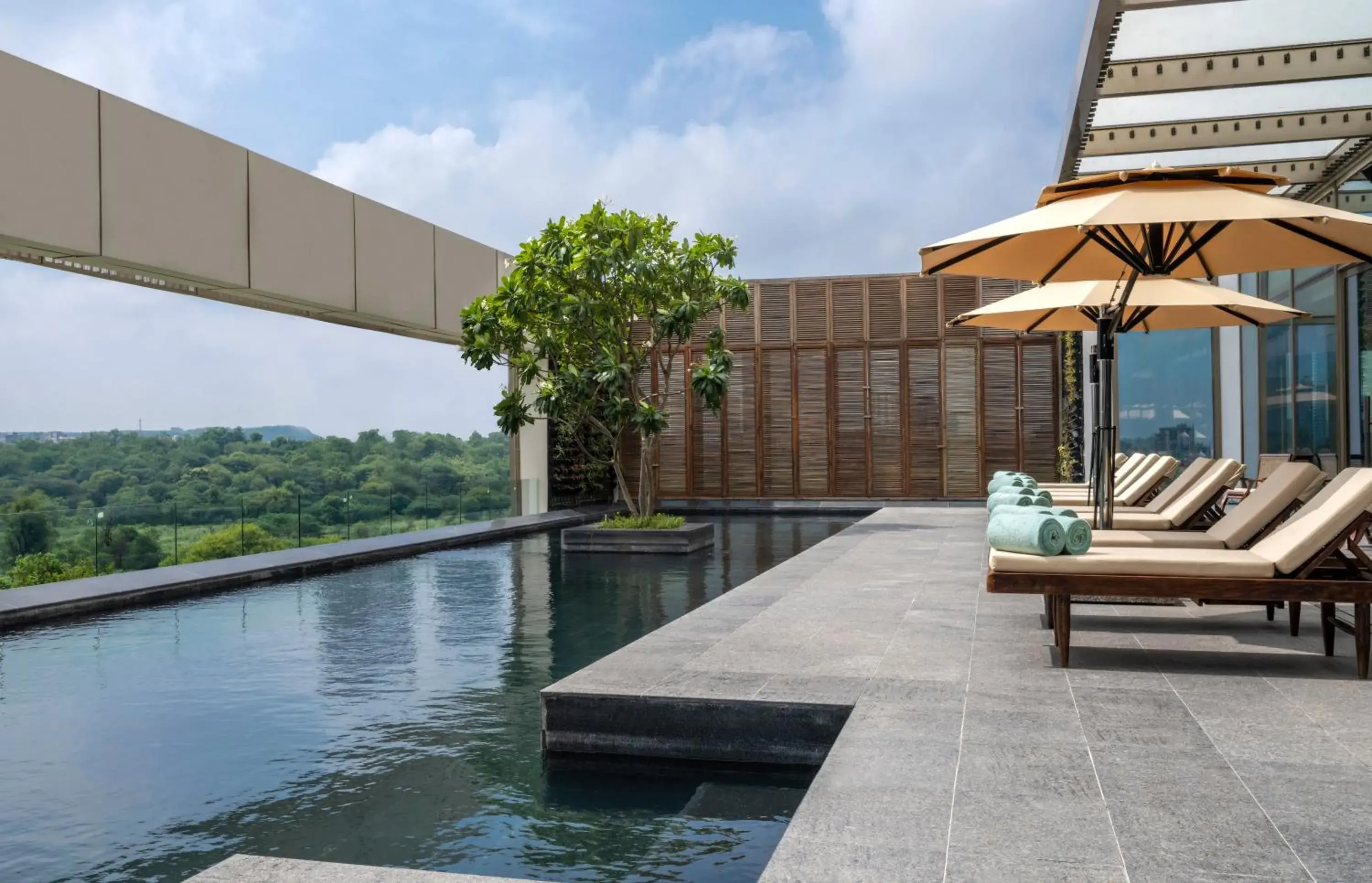 Swimming pool in Grand Hyatt Gurgaon Swimming pool in Grand Hyatt Gurgaon