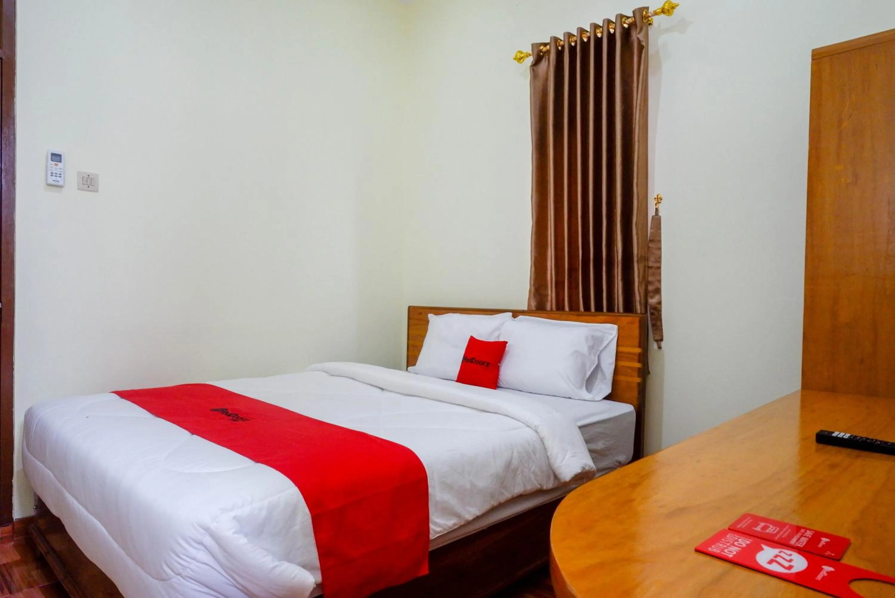 Bedroom, Bed in RedDoorz near Rita Supermall Purwokerto 2
