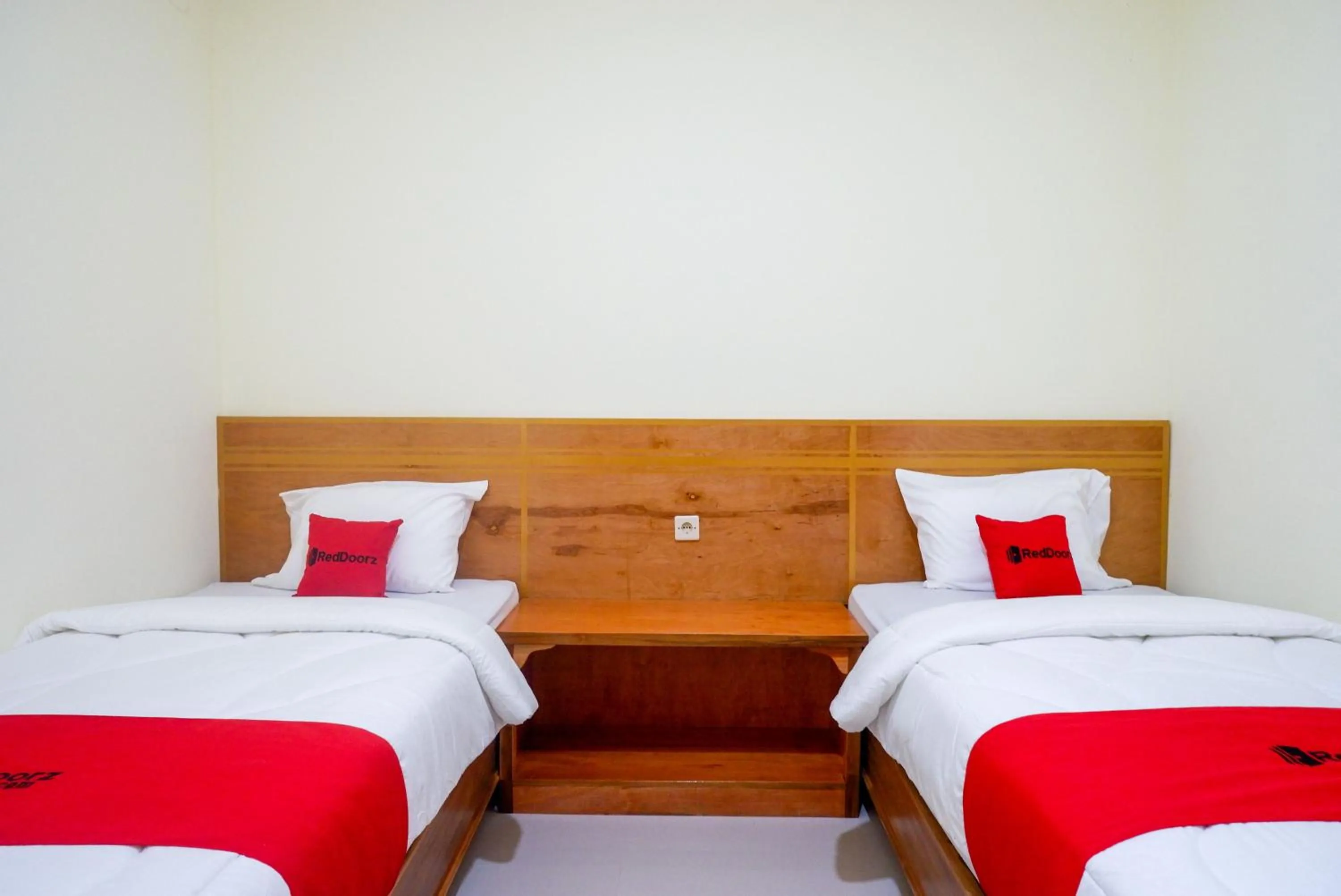 Bedroom, Bed in RedDoorz near Rita Supermall Purwokerto 2