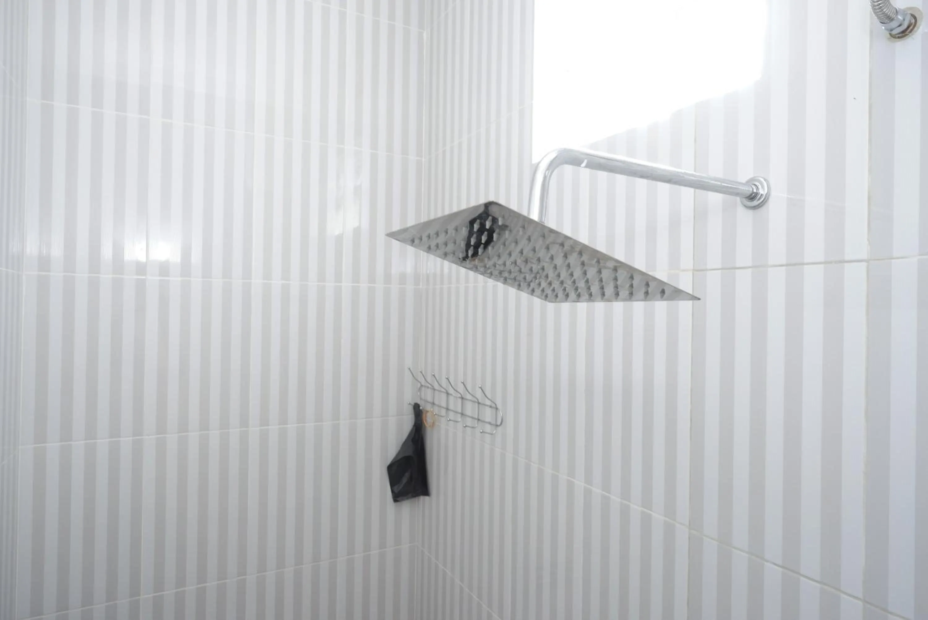 Bathroom in RedDoorz near Rita Supermall Purwokerto 2