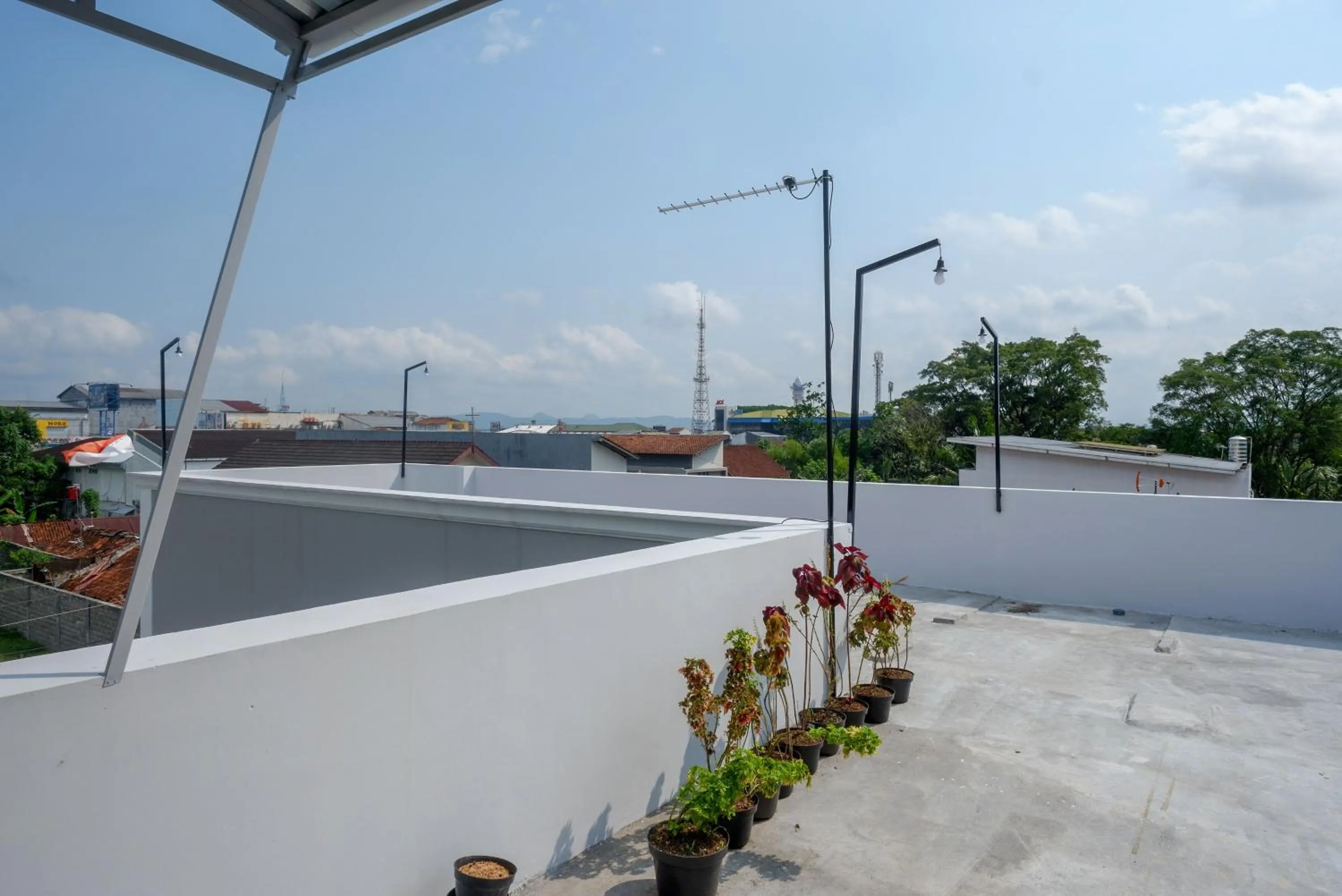 Balcony/Terrace in RedDoorz near Rita Supermall Purwokerto 2