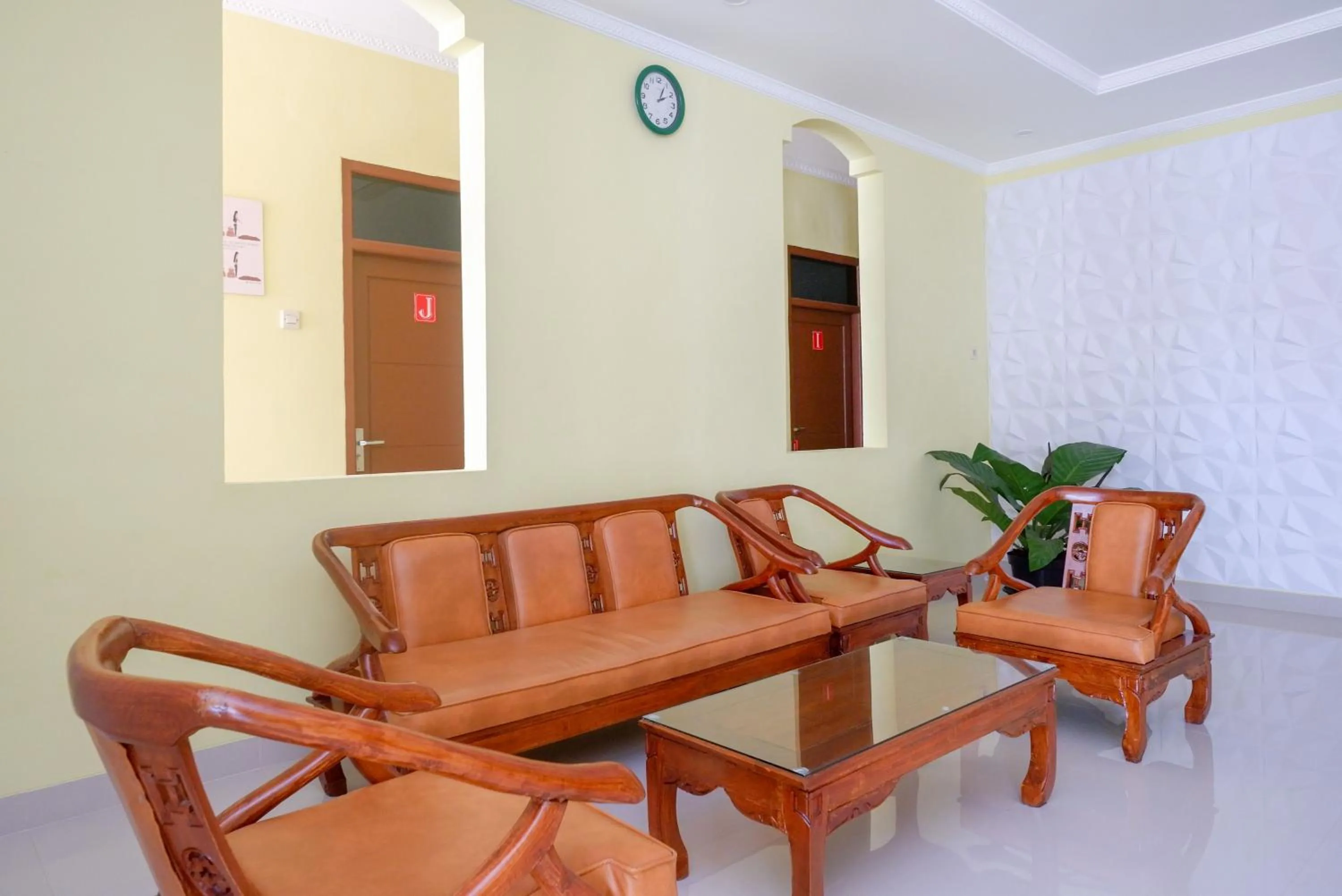 Living room in RedDoorz near Rita Supermall Purwokerto 2