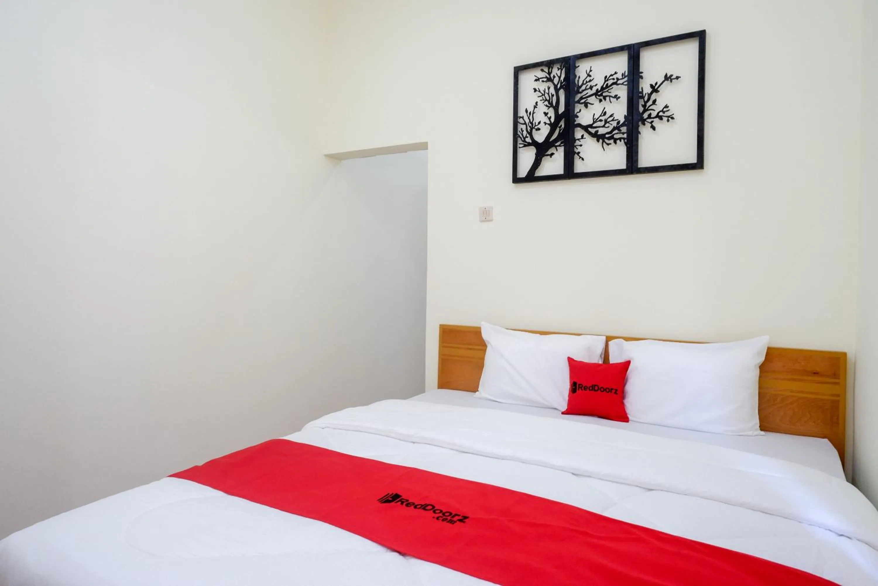 Bedroom, Bed in RedDoorz near Rita Supermall Purwokerto 2