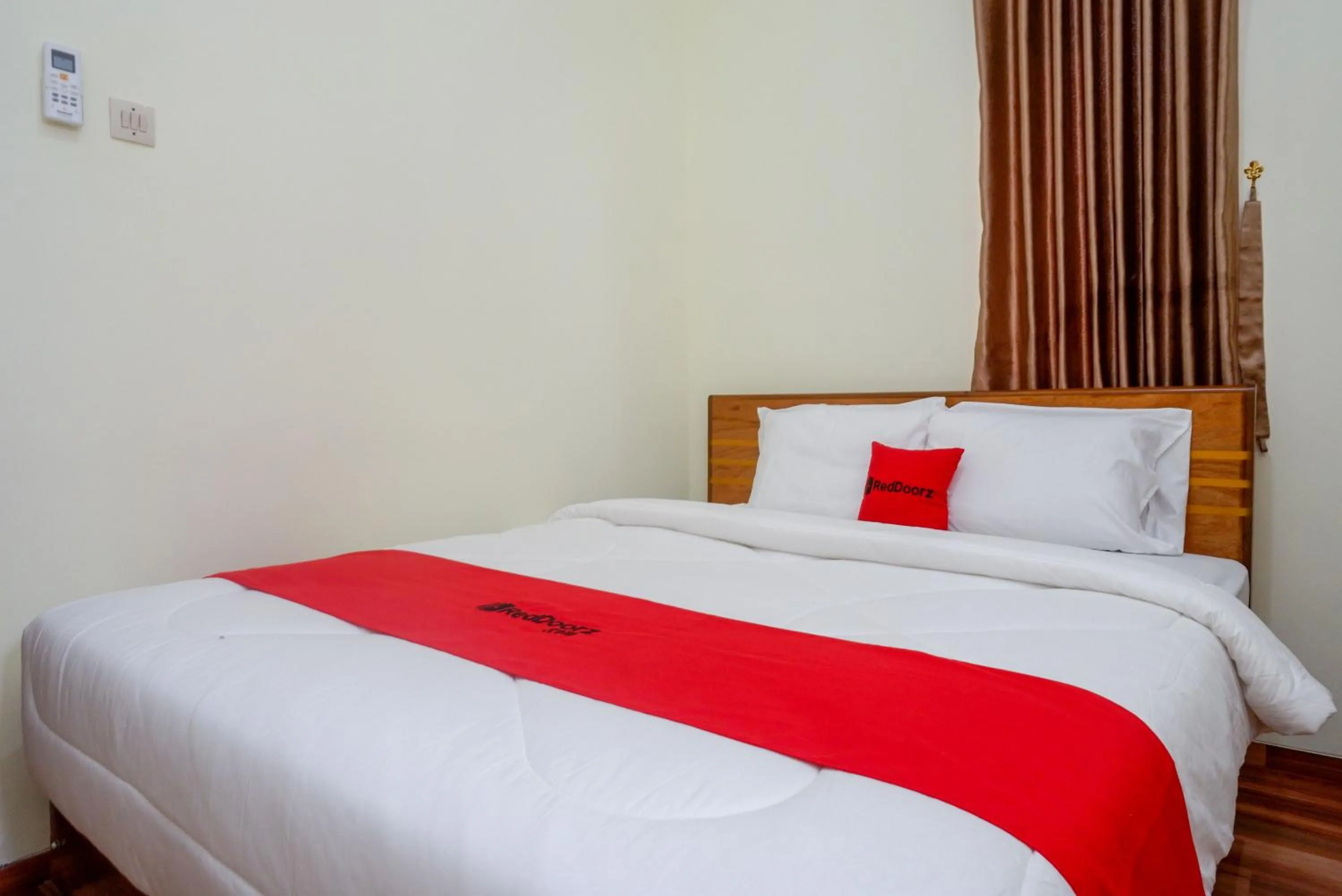 Bedroom, Bed in RedDoorz near Rita Supermall Purwokerto 2