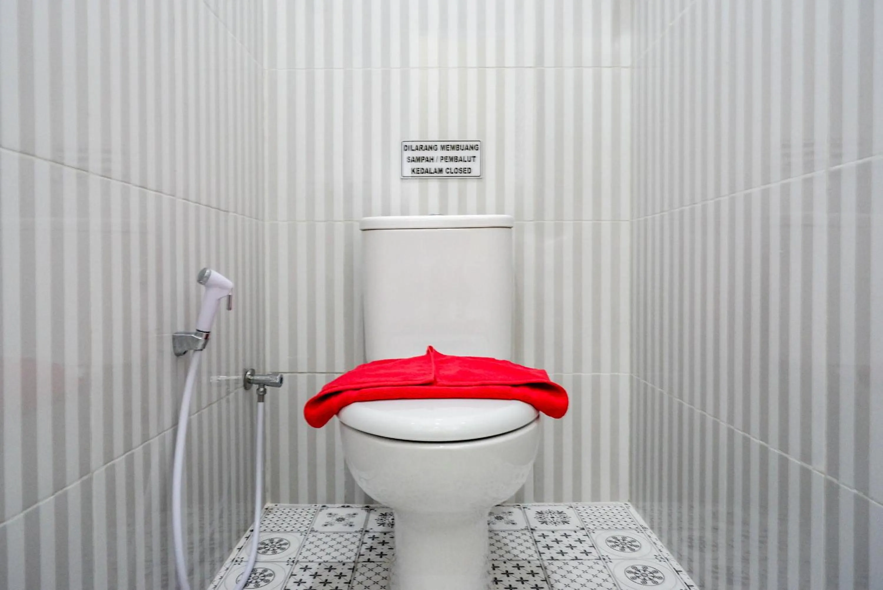 Bathroom in RedDoorz near Rita Supermall Purwokerto 2