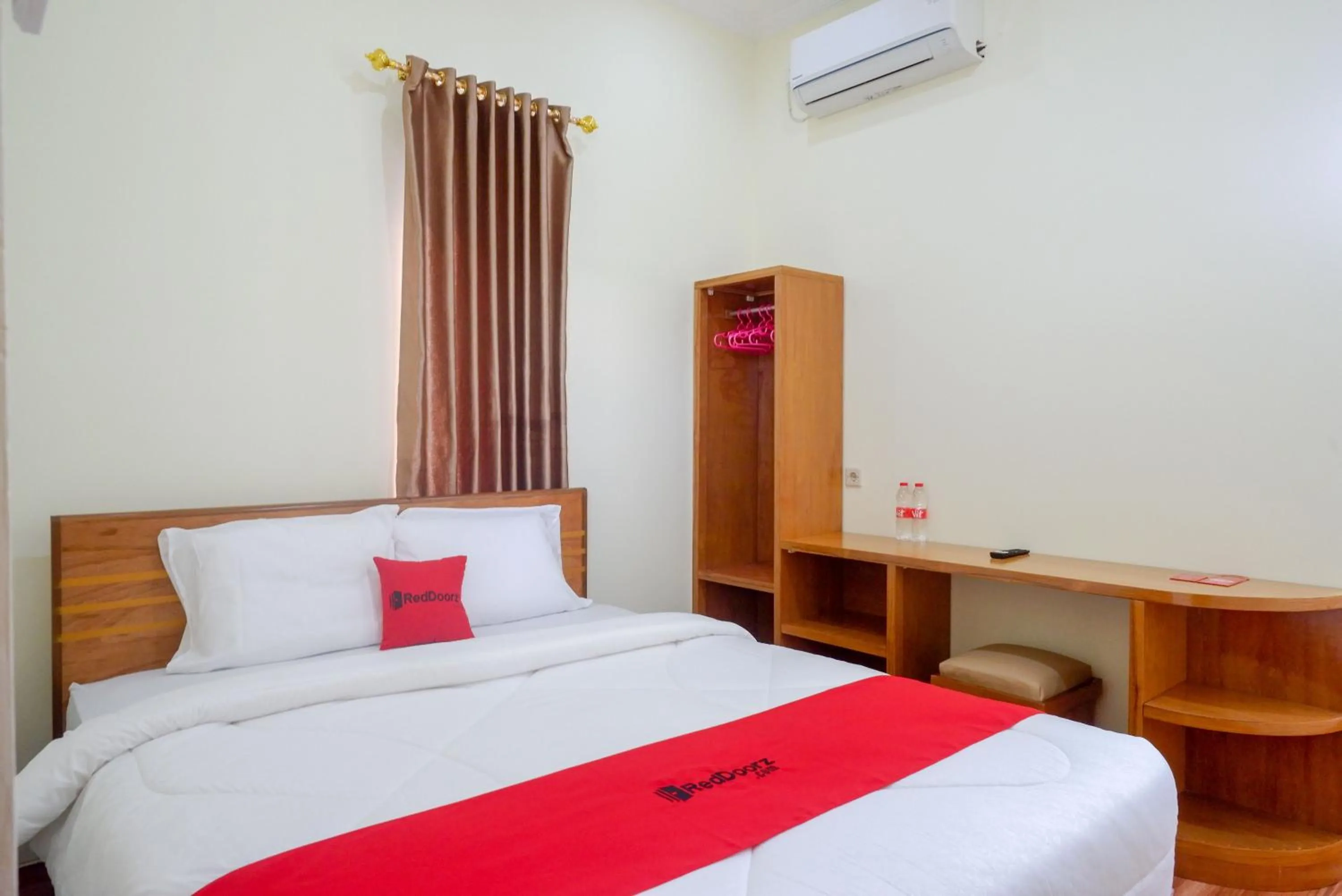 Bedroom, Bed in RedDoorz near Rita Supermall Purwokerto 2