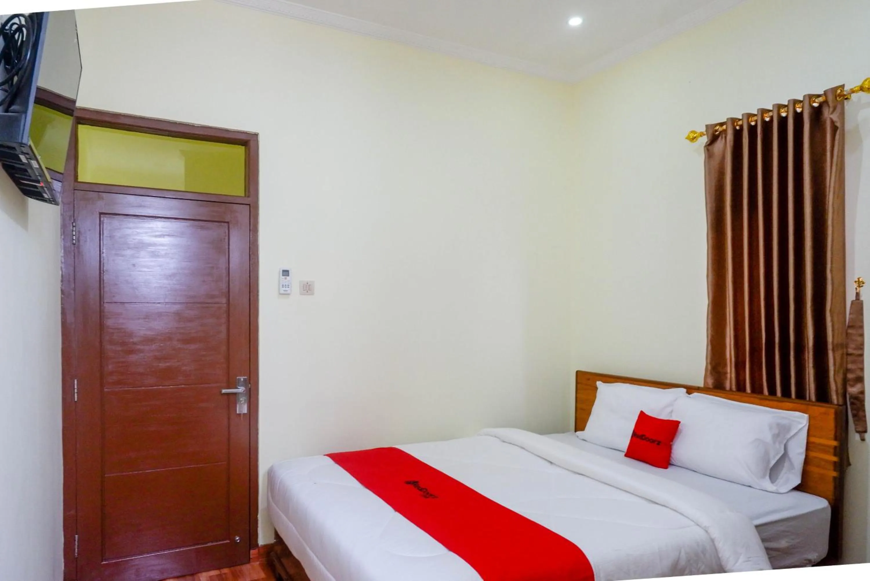 Bedroom, Bed in RedDoorz near Rita Supermall Purwokerto 2