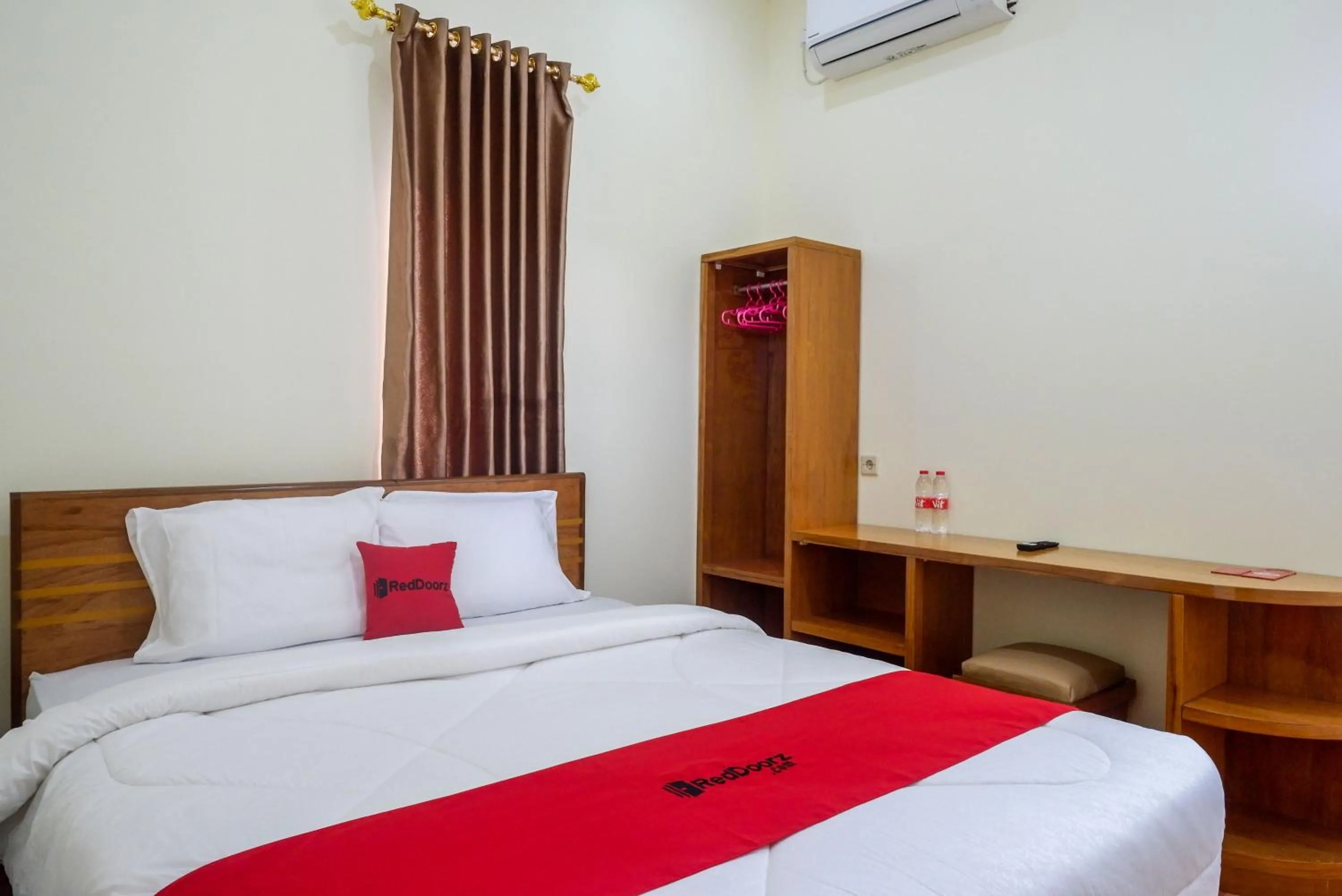 Bedroom, Bed in RedDoorz near Rita Supermall Purwokerto 2