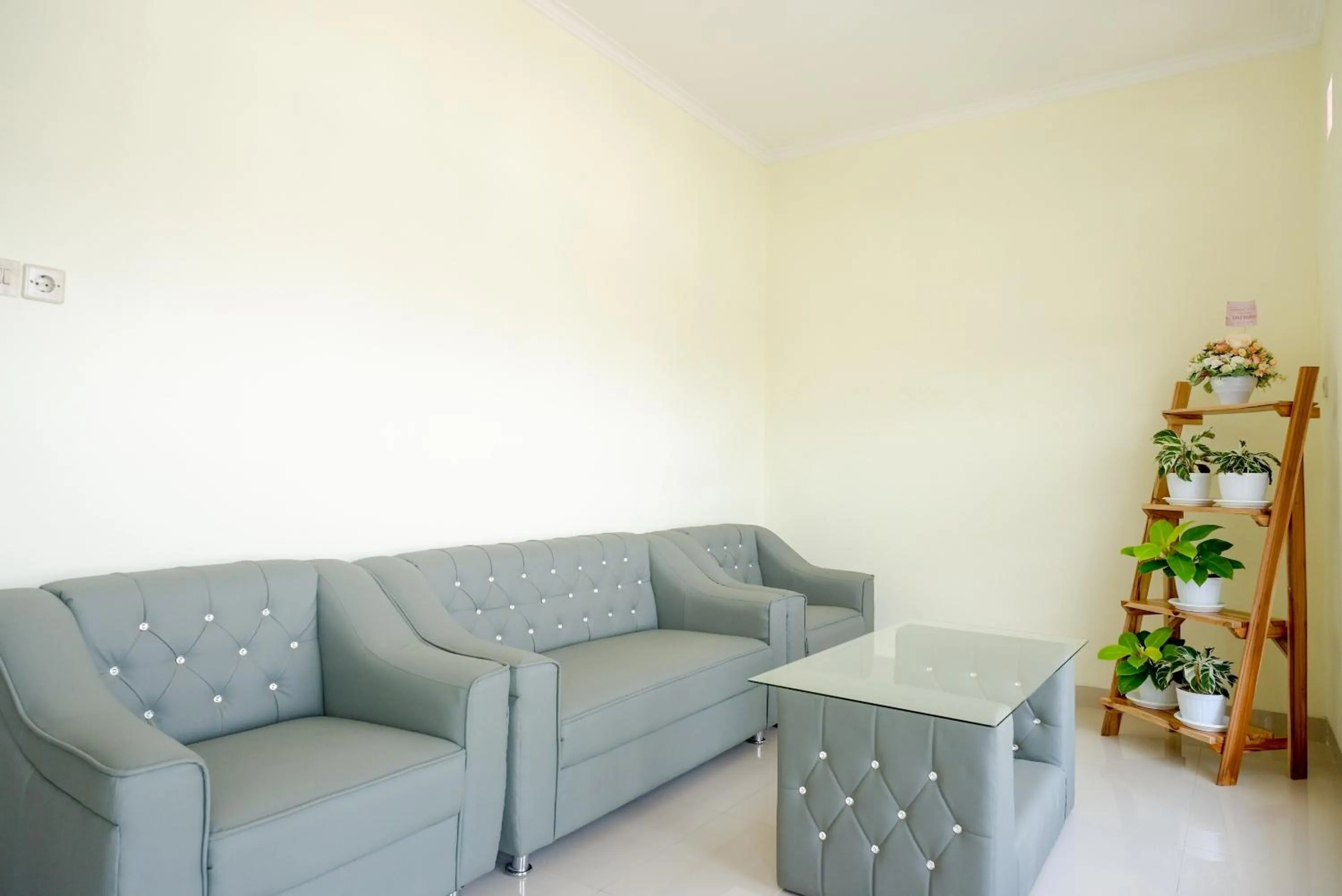 Living room in RedDoorz near Rita Supermall Purwokerto 2