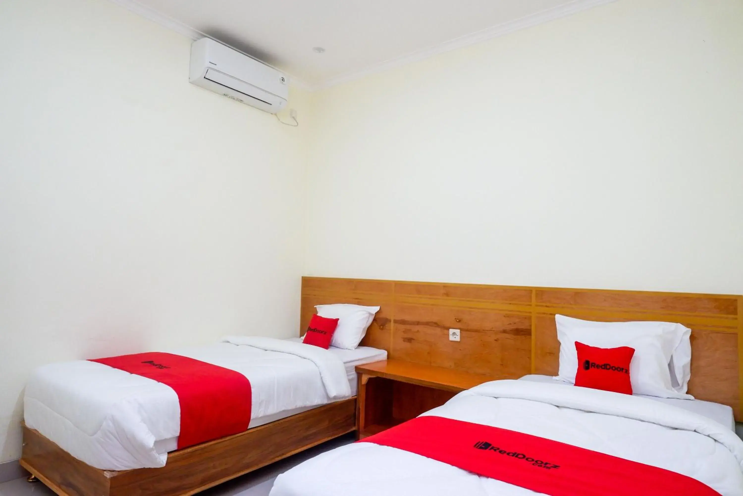 Twin Room in RedDoorz near Rita Supermall Purwokerto 2 Twin Room in RedDoorz near Rita Supermall Purwokerto 2