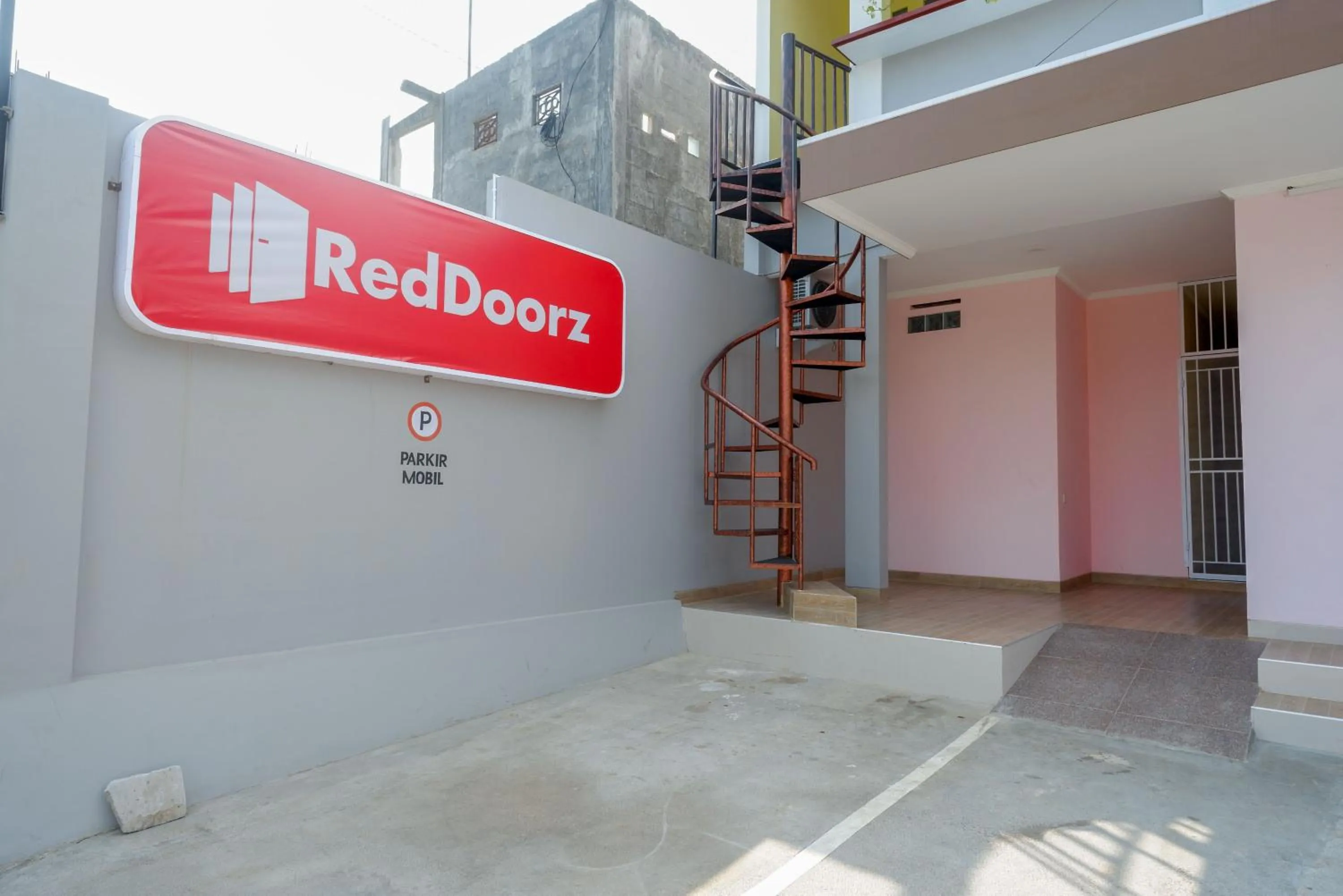 Property logo or sign in RedDoorz near Rita Supermall Purwokerto 2