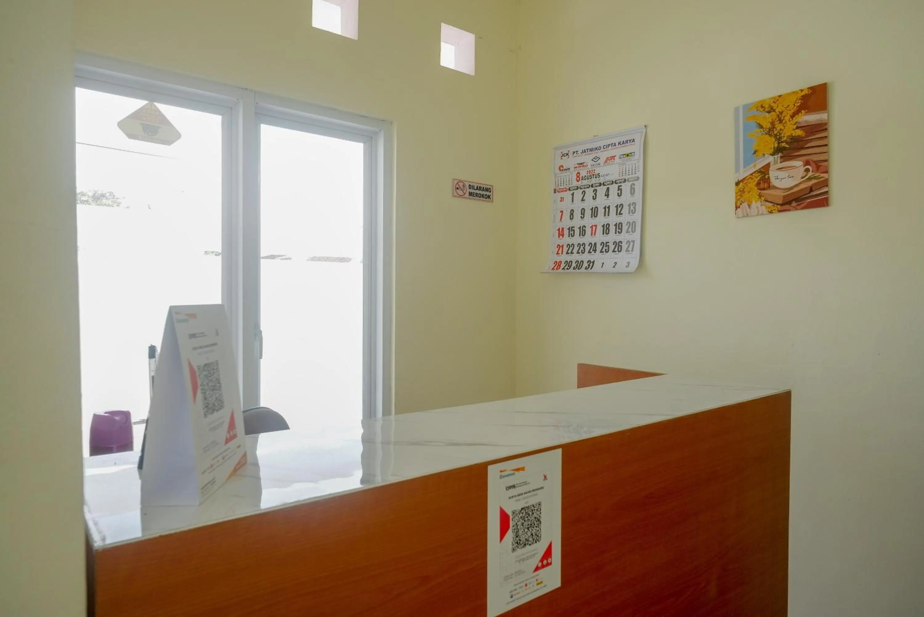 Lobby or reception in RedDoorz near Rita Supermall Purwokerto 2