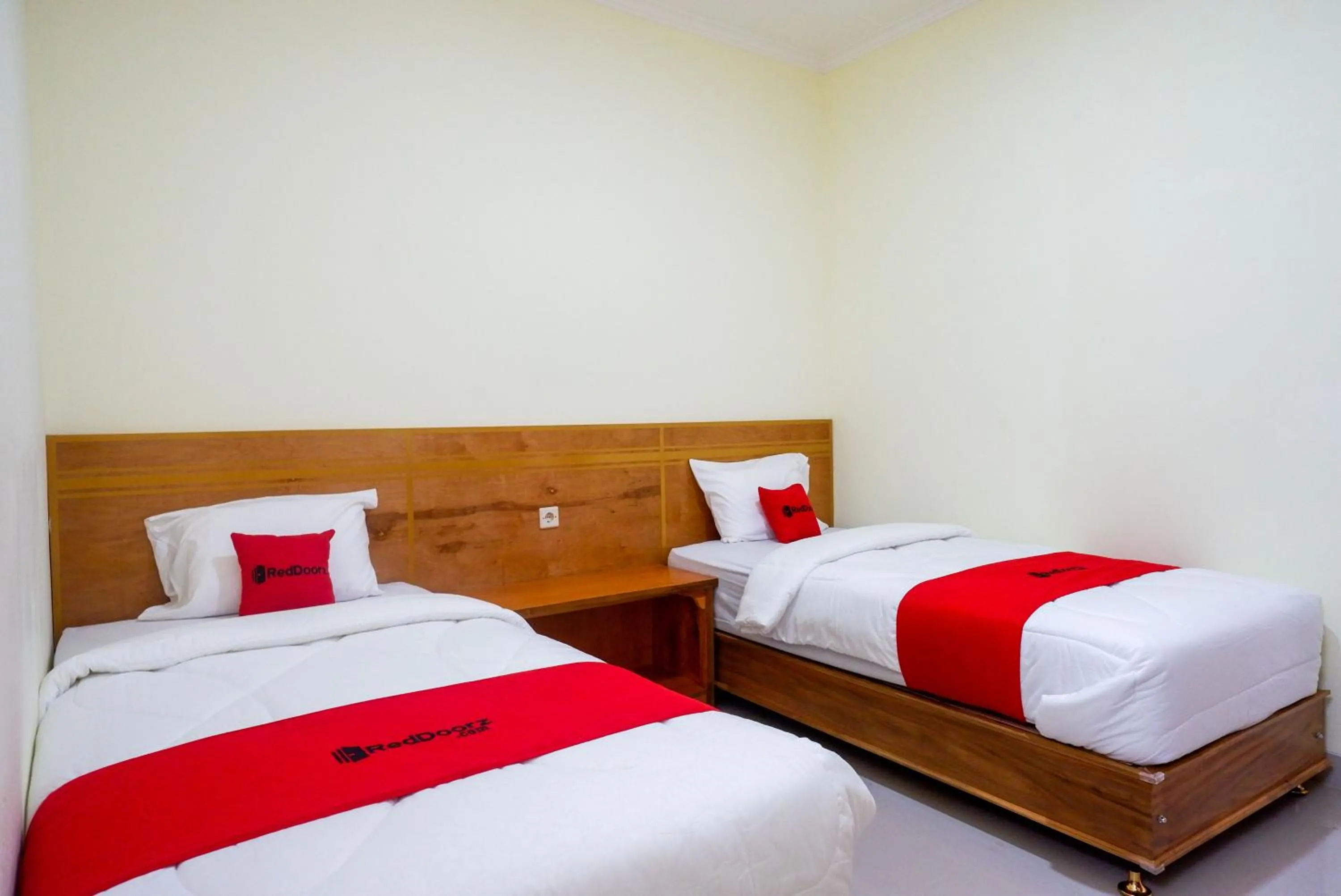 Bedroom, Bed in RedDoorz near Rita Supermall Purwokerto 2