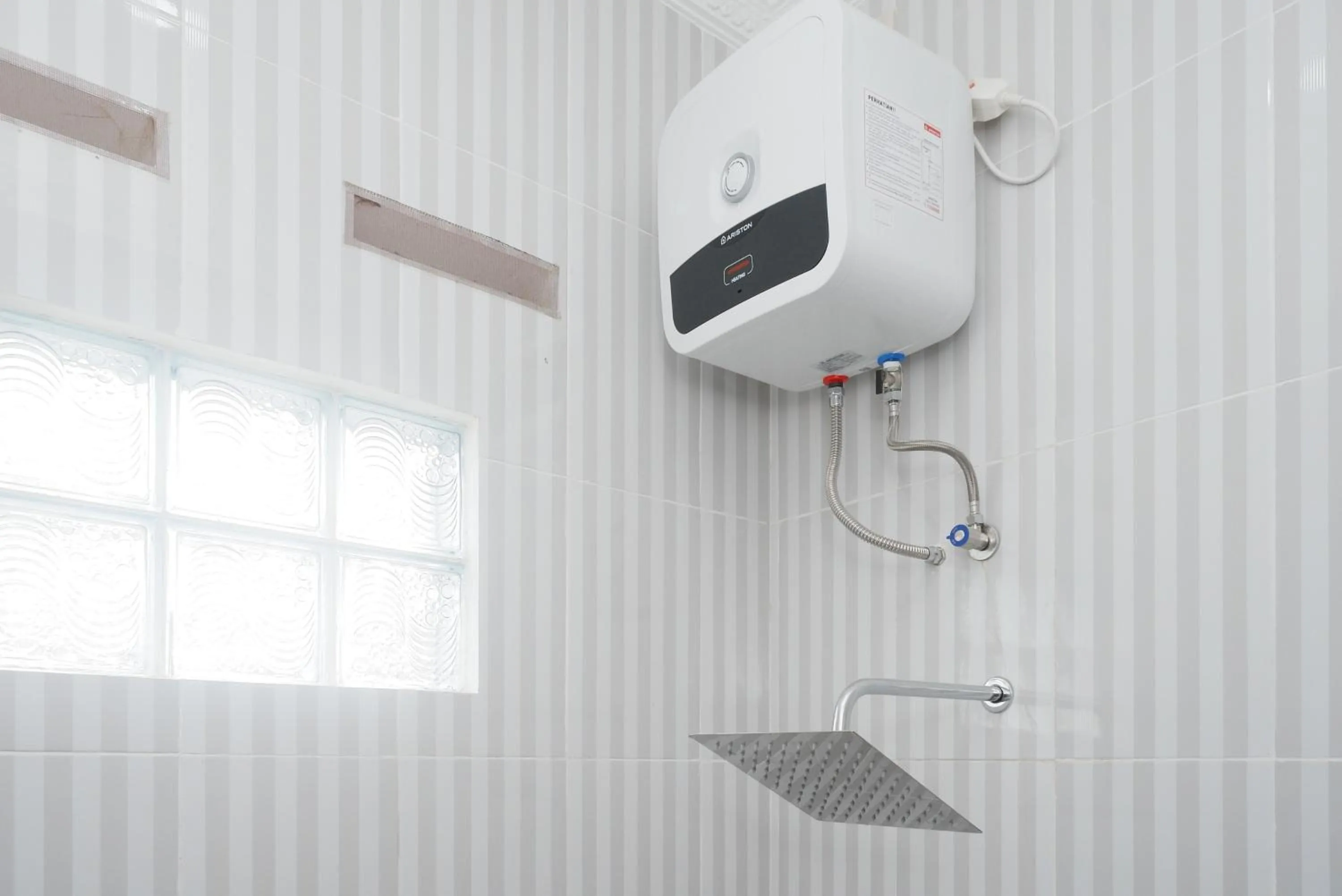 Bathroom in RedDoorz near Rita Supermall Purwokerto 2