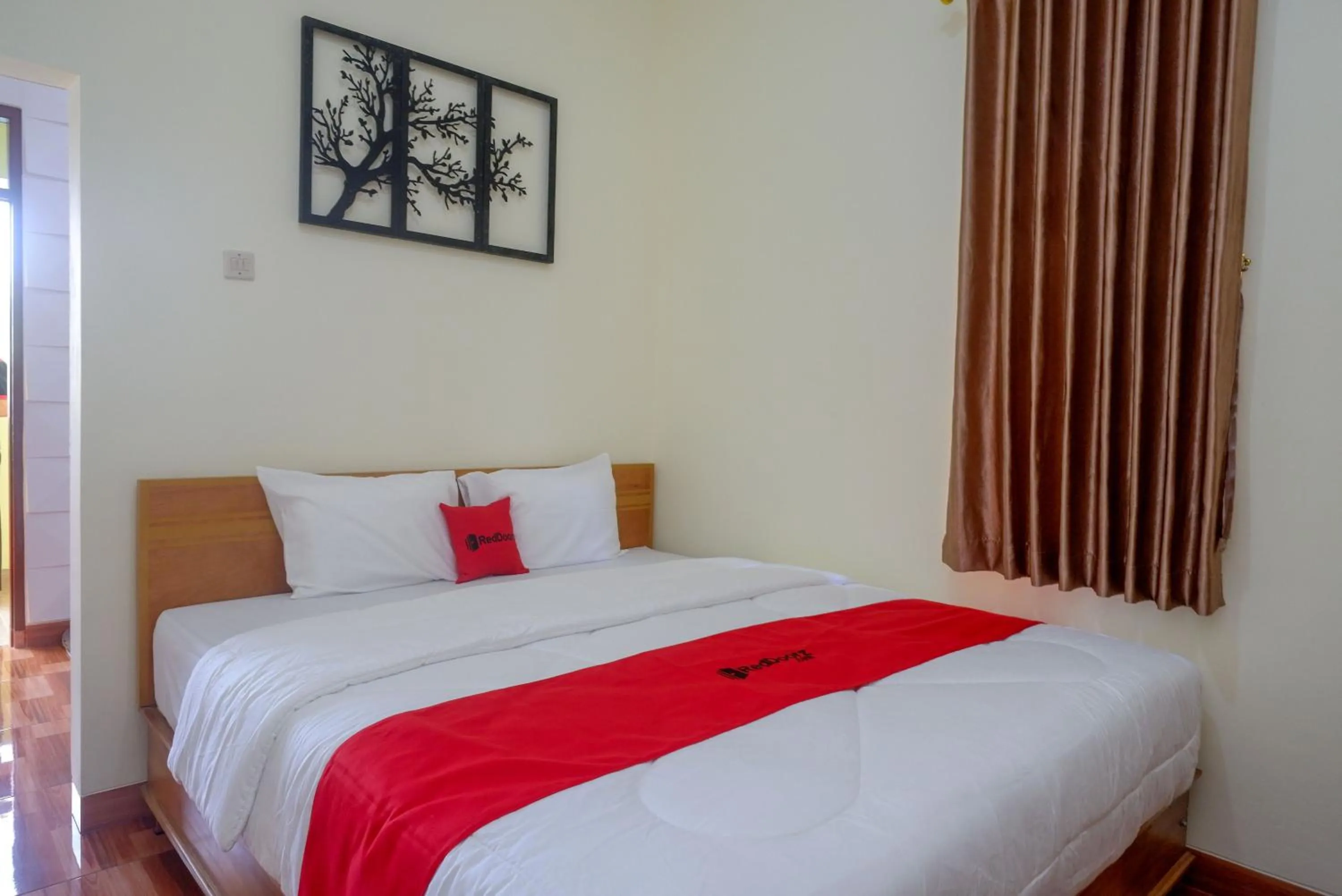 Bedroom, Bed in RedDoorz near Rita Supermall Purwokerto 2