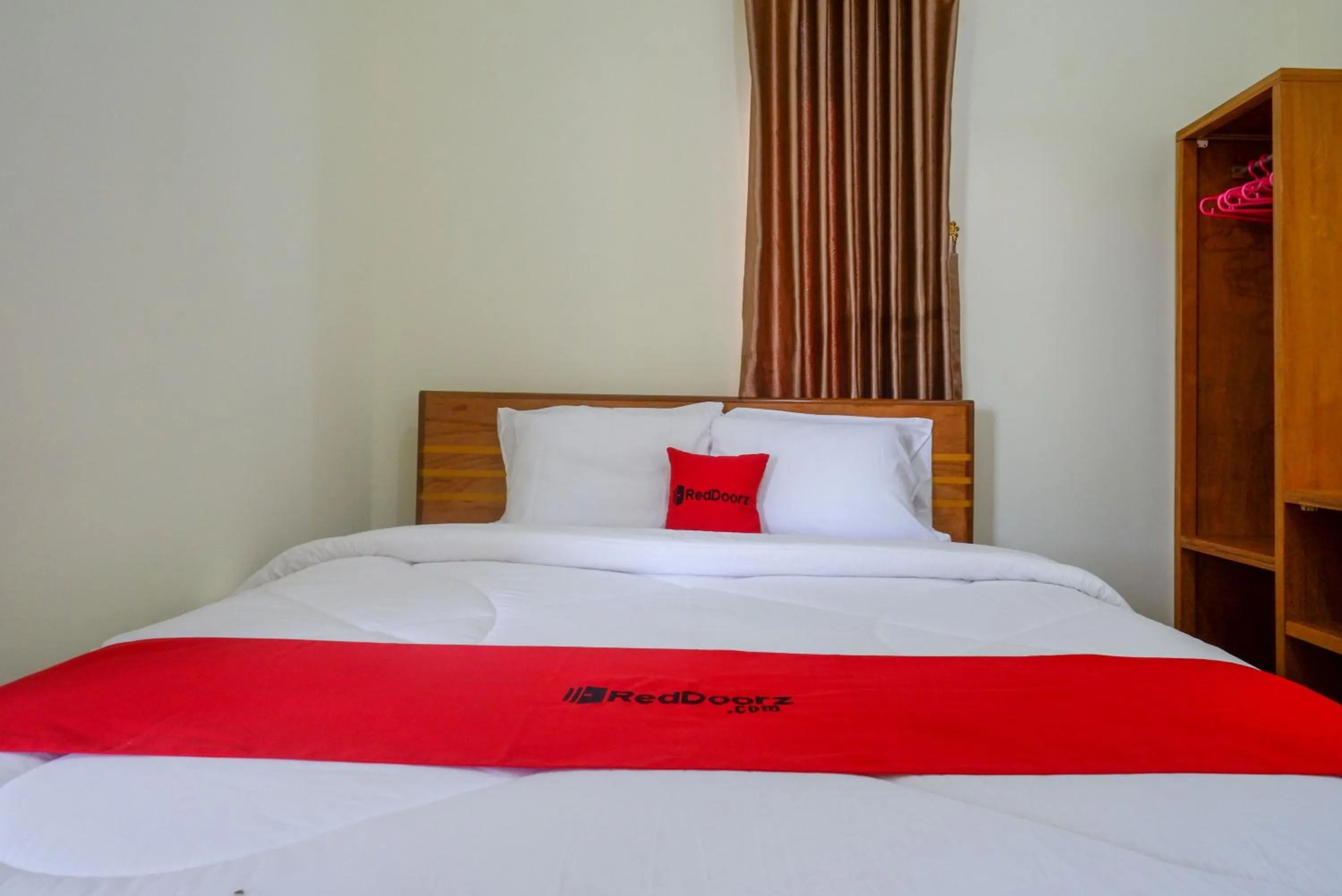 Bedroom, Bed in RedDoorz near Rita Supermall Purwokerto 2