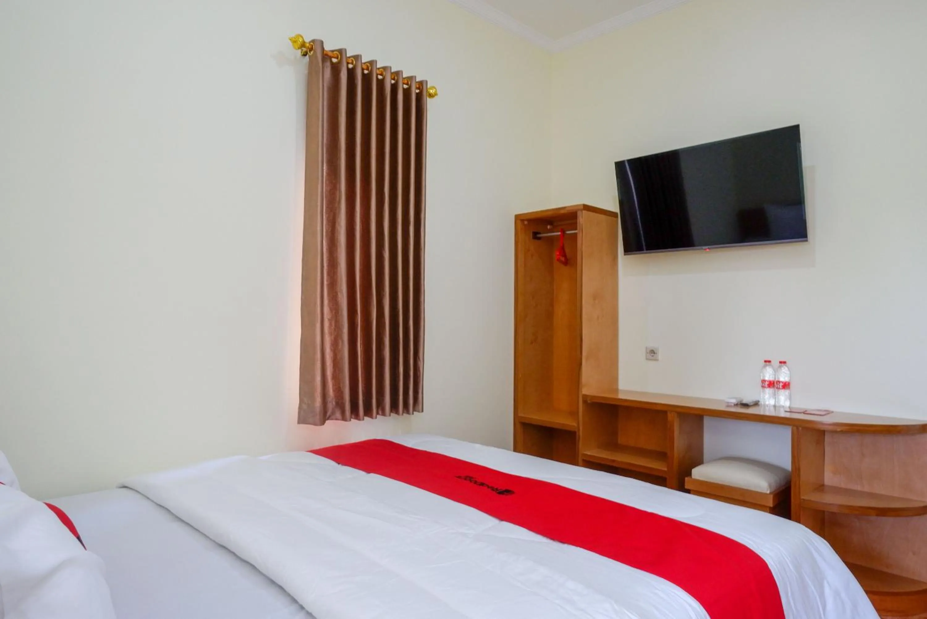 Bedroom, Bed in RedDoorz near Rita Supermall Purwokerto 2