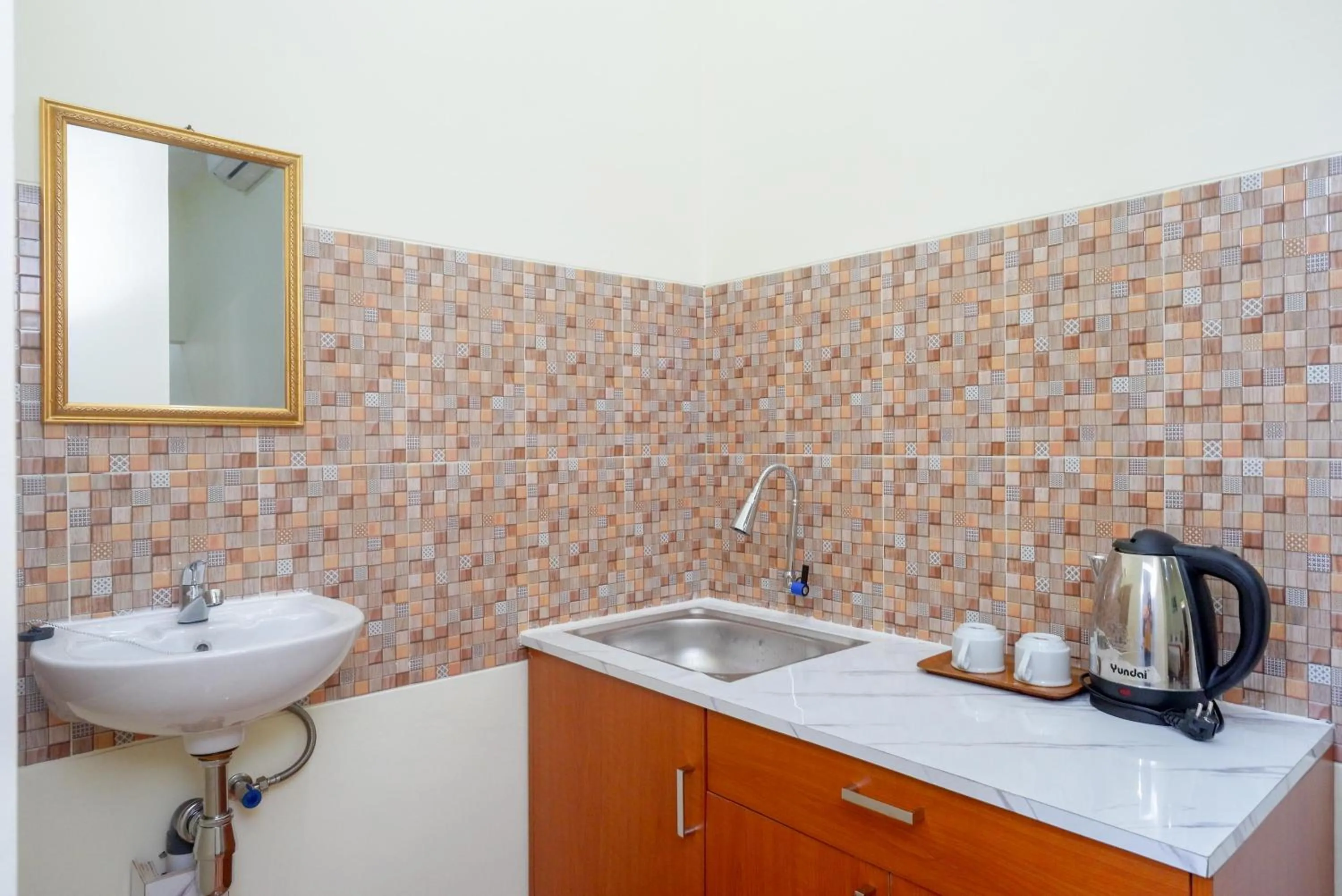 Kitchen or kitchenette in RedDoorz near Rita Supermall Purwokerto 2