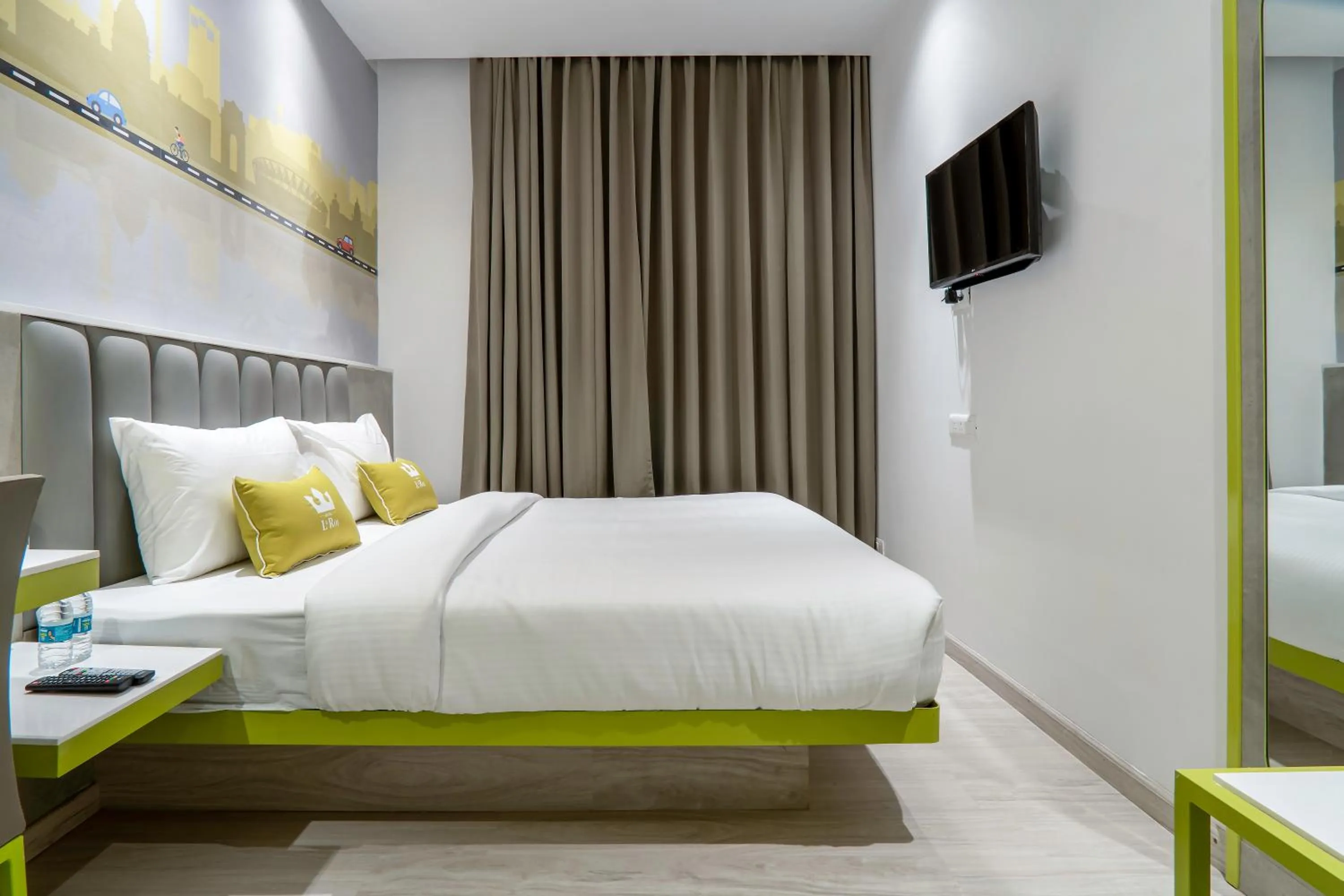 Bedroom, Bed in Le ROI Express Paharganj