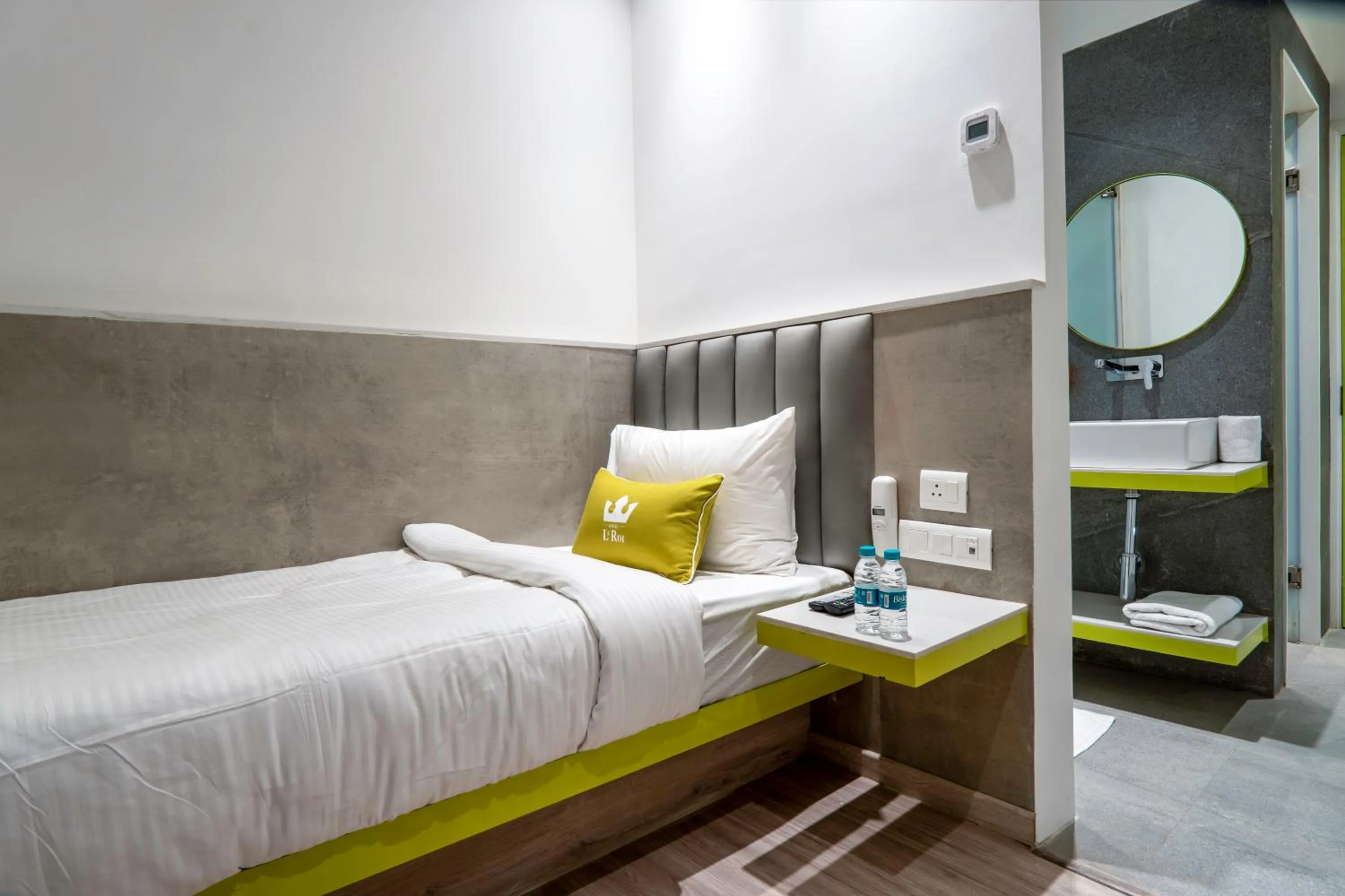 Bed in Le ROI Express Paharganj