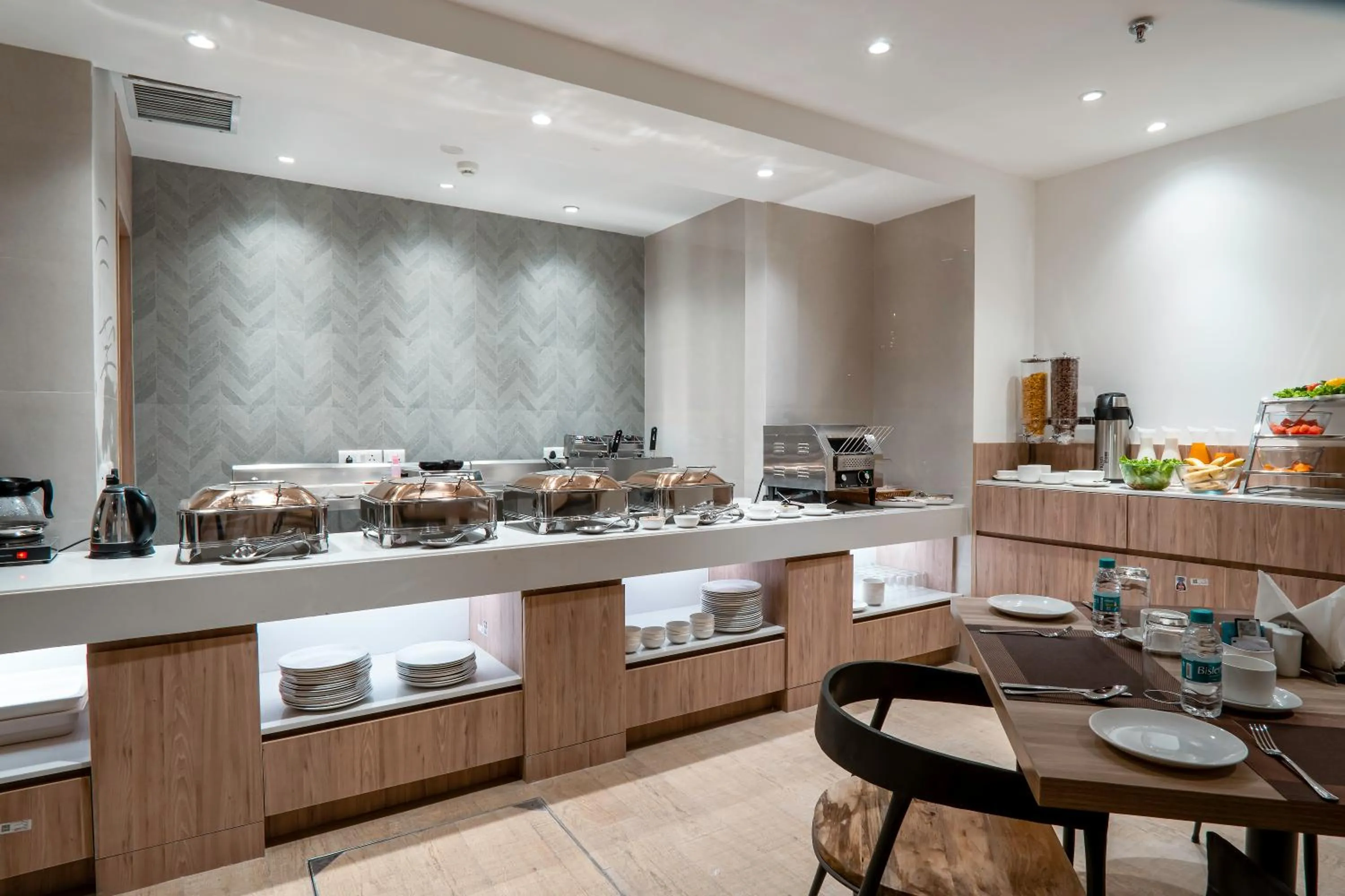 Breakfast in Le ROI Express Paharganj