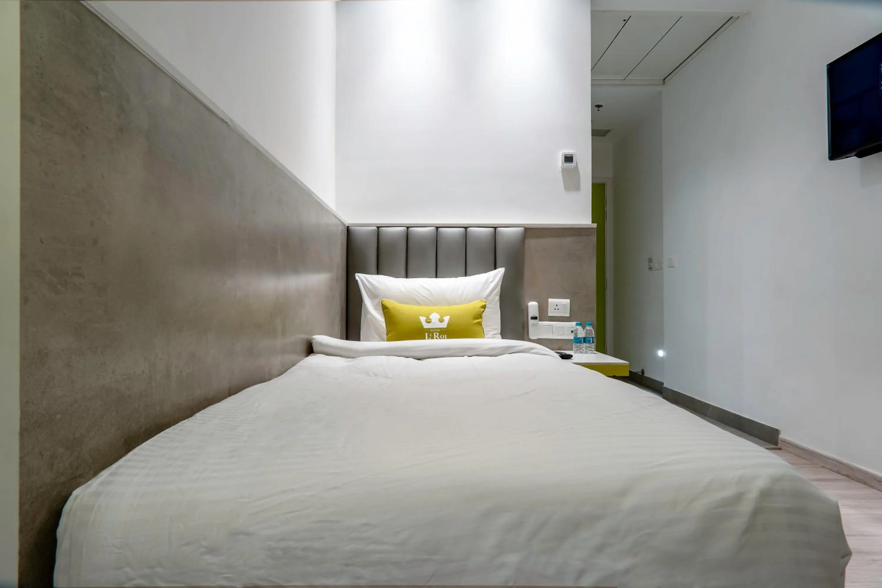 Bed in Le ROI Express Paharganj