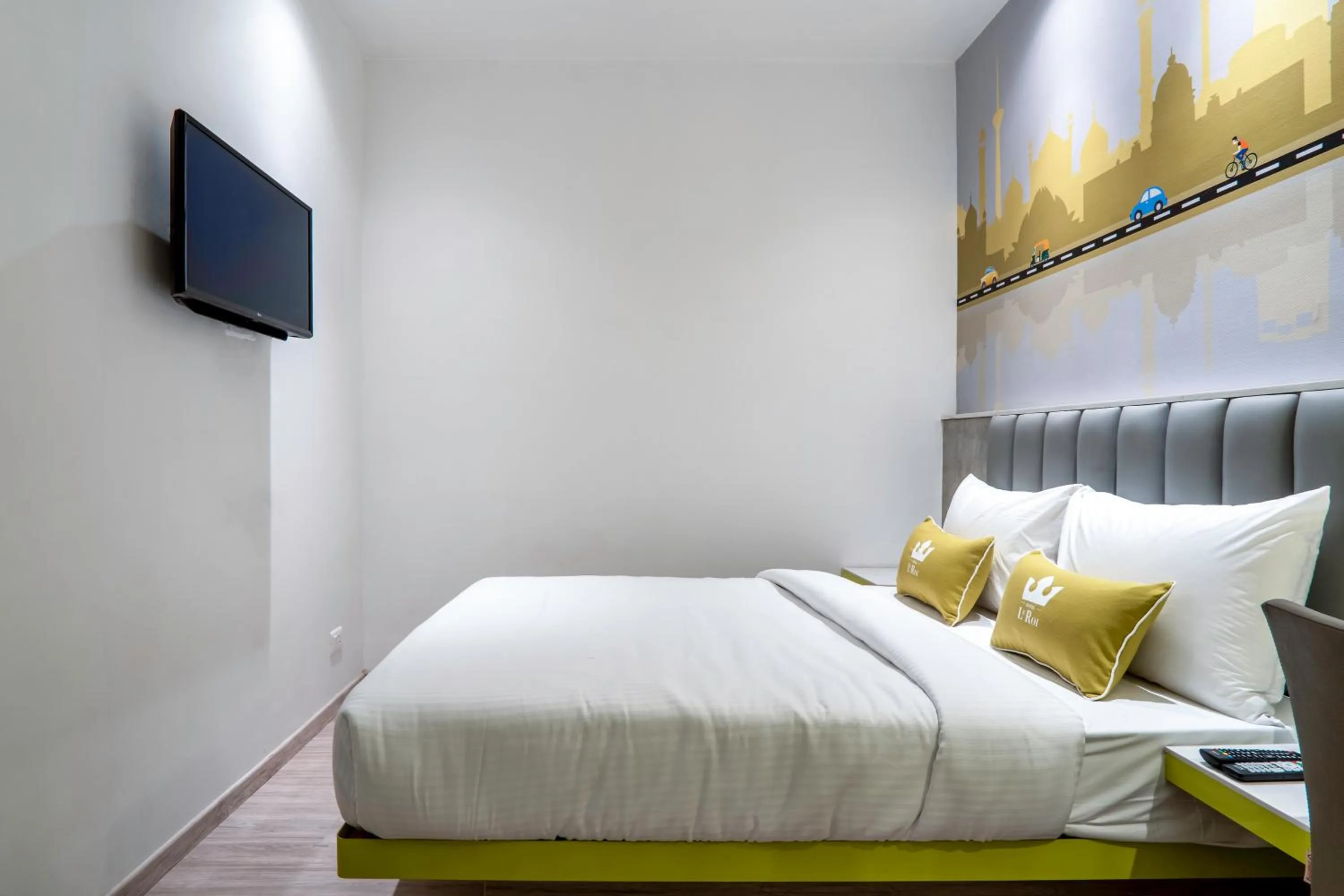 Bed in Le ROI Express Paharganj