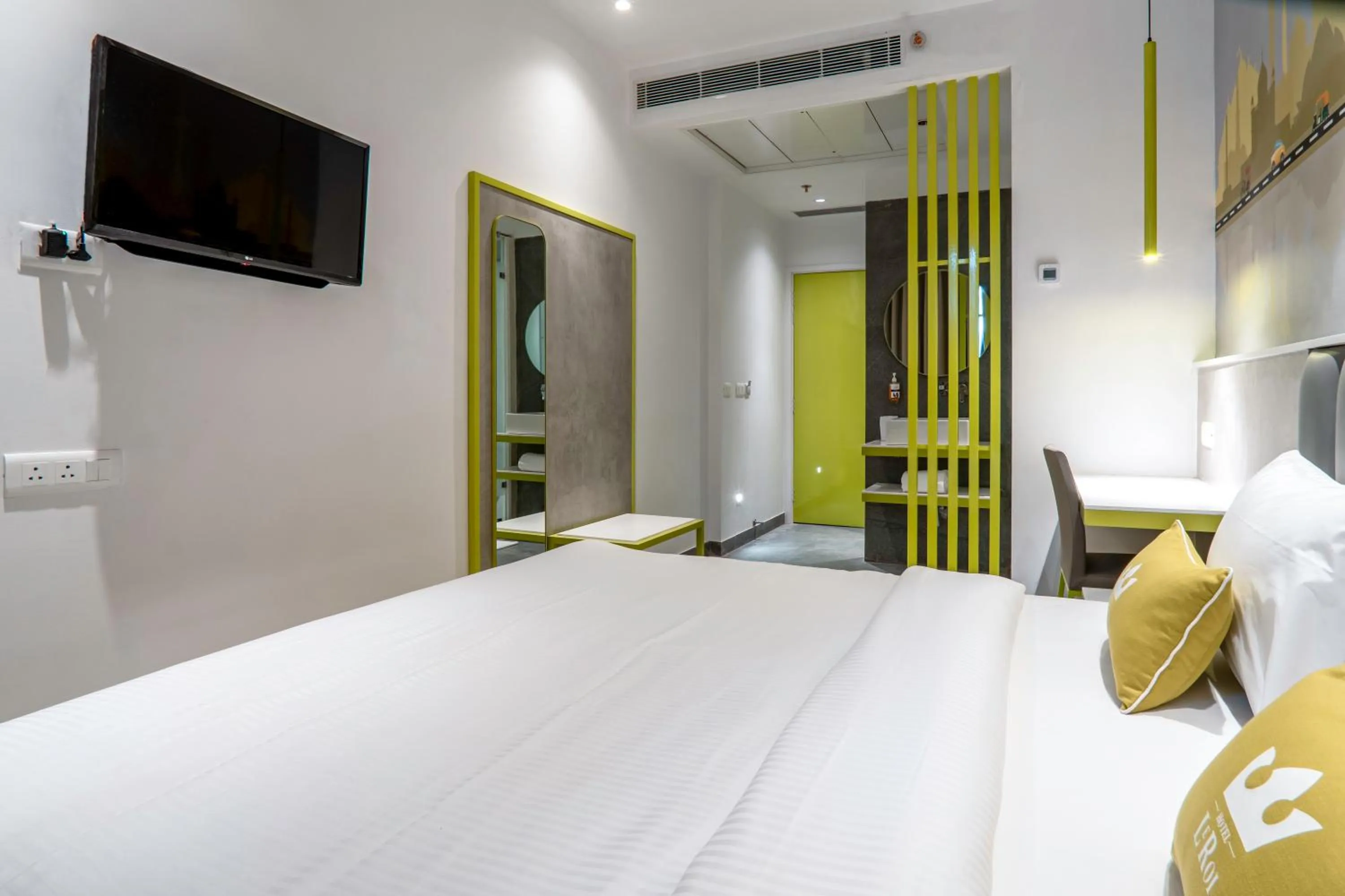 Bedroom, Bed in Le ROI Express Paharganj