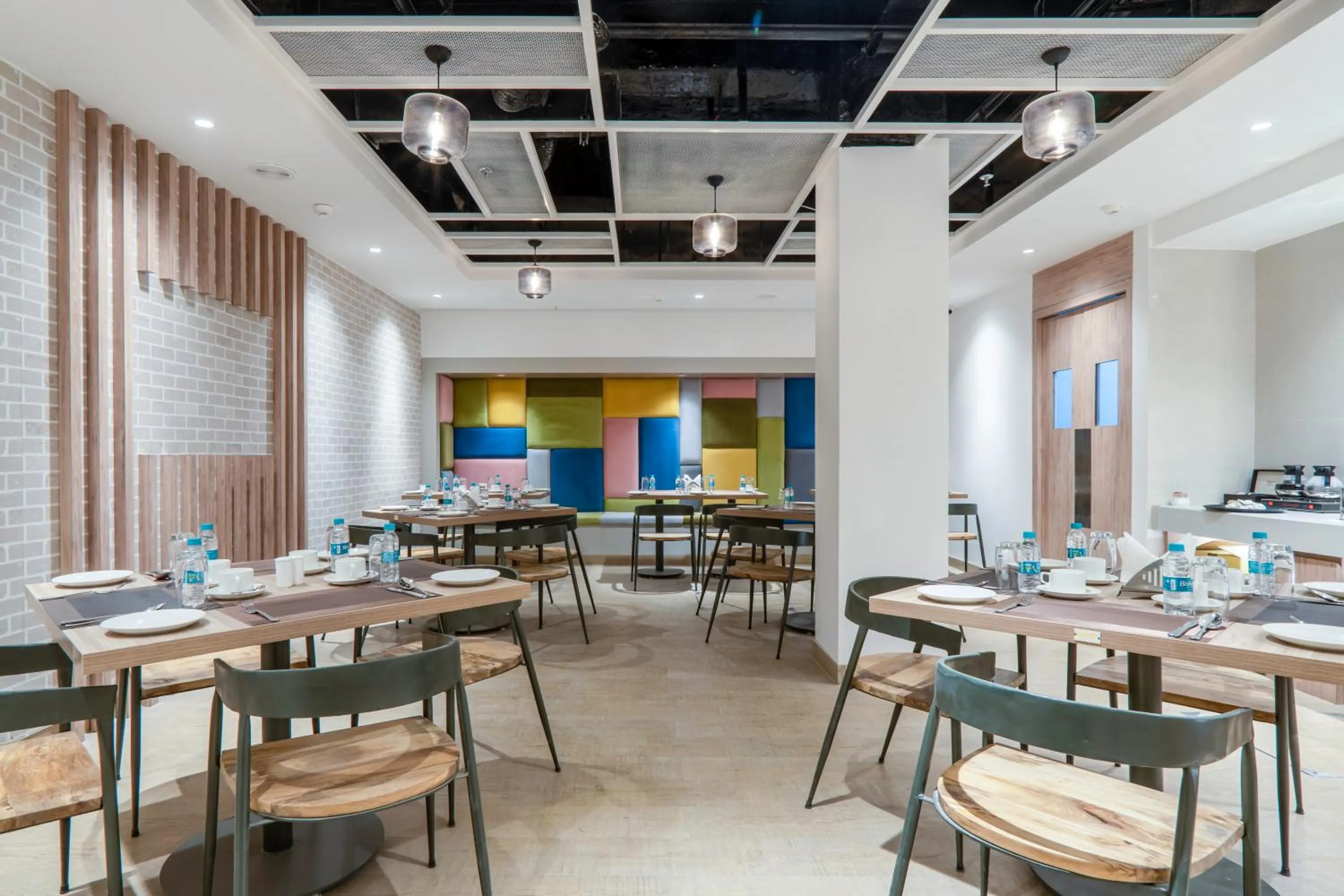 Restaurant/places to eat in Le ROI Express Paharganj