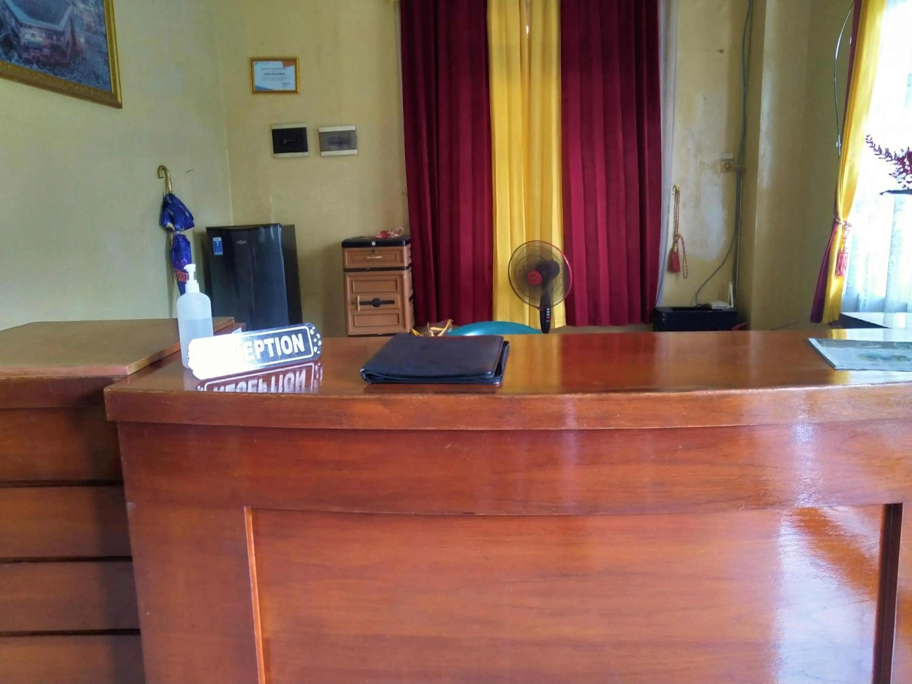 Lobby or reception in Hotel Pekalongan Syariah Mitra RedDoorz