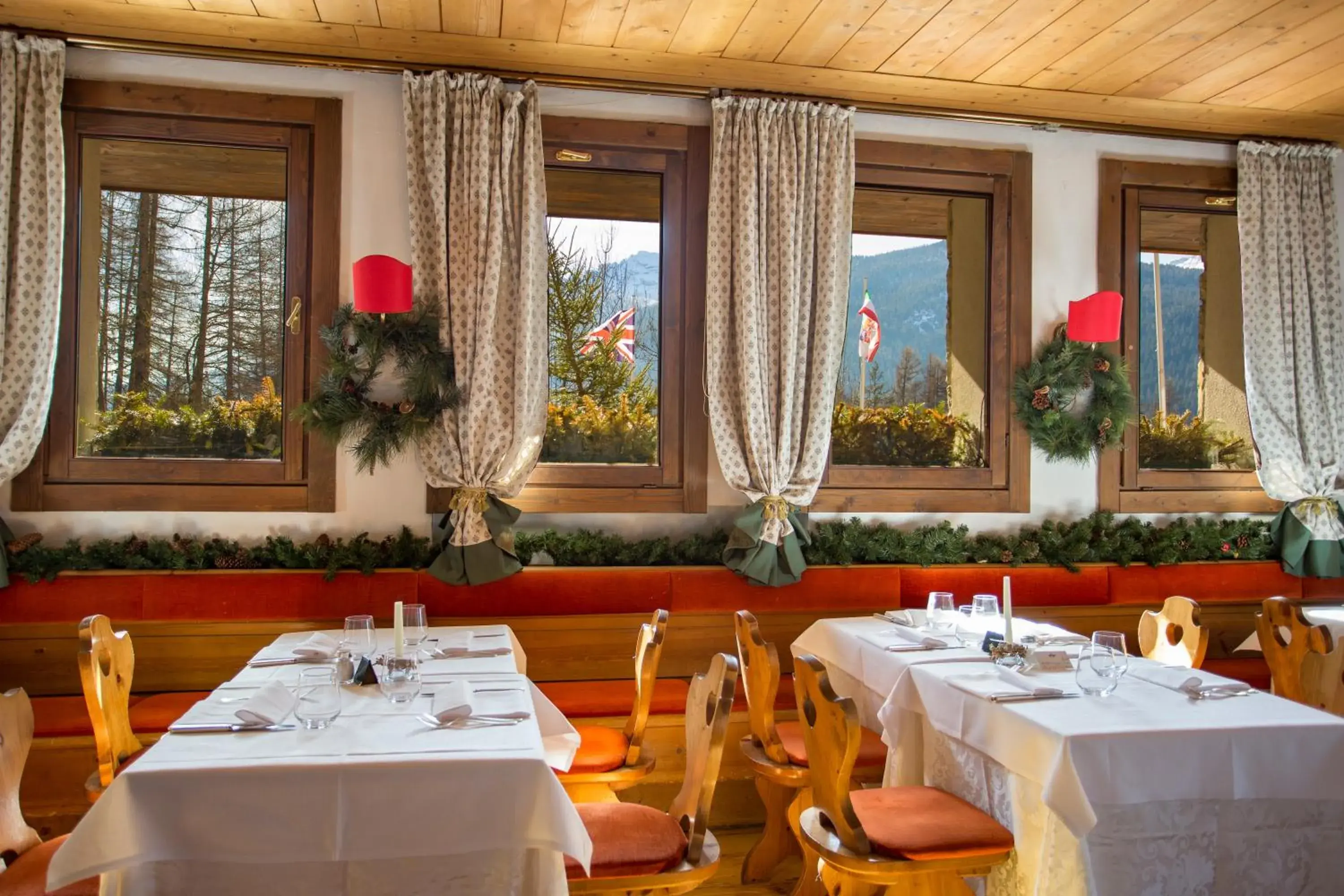 Restaurant/places to eat in Hotel Mirage Restaurant/places to eat in Hotel Mirage