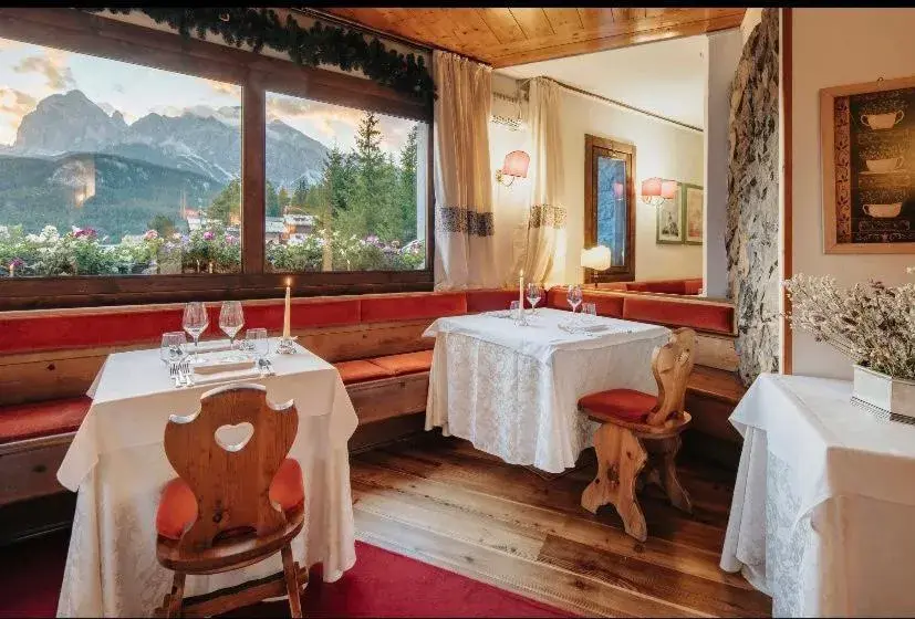 Restaurant/places to eat in Hotel Mirage Restaurant/places to eat in Hotel Mirage