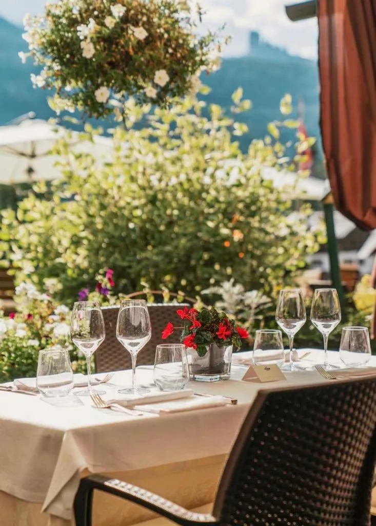 Restaurant/places to eat in Hotel Mirage